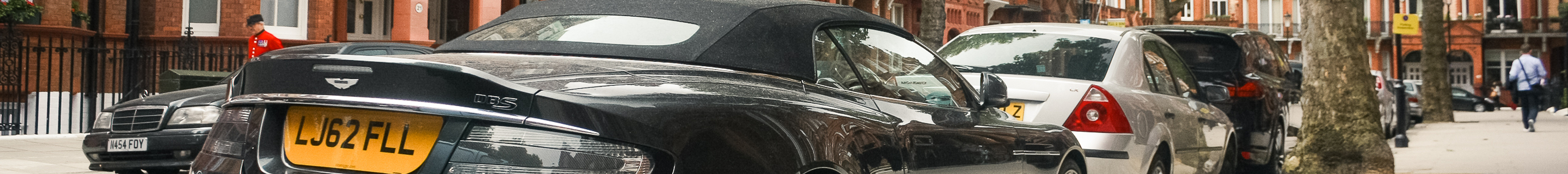 Aston Martin DBS Volante