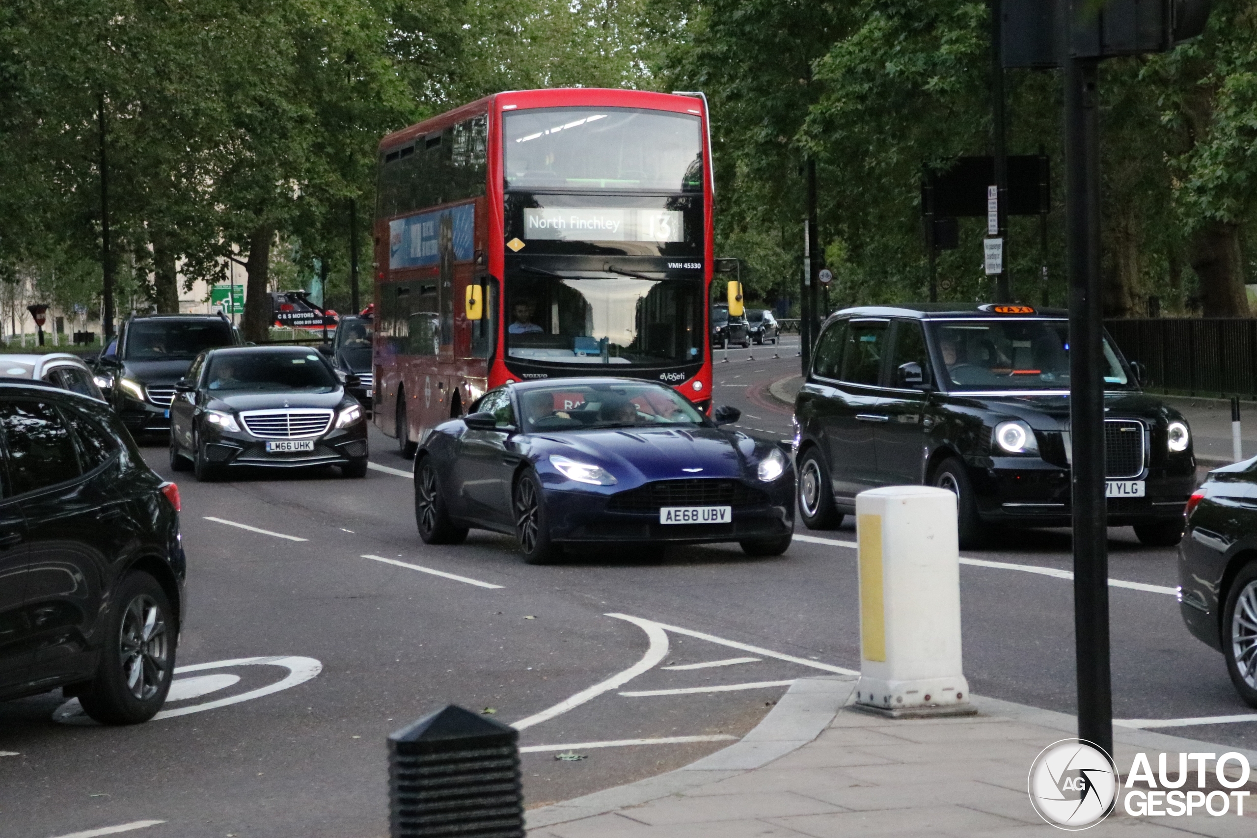 Aston Martin DB11