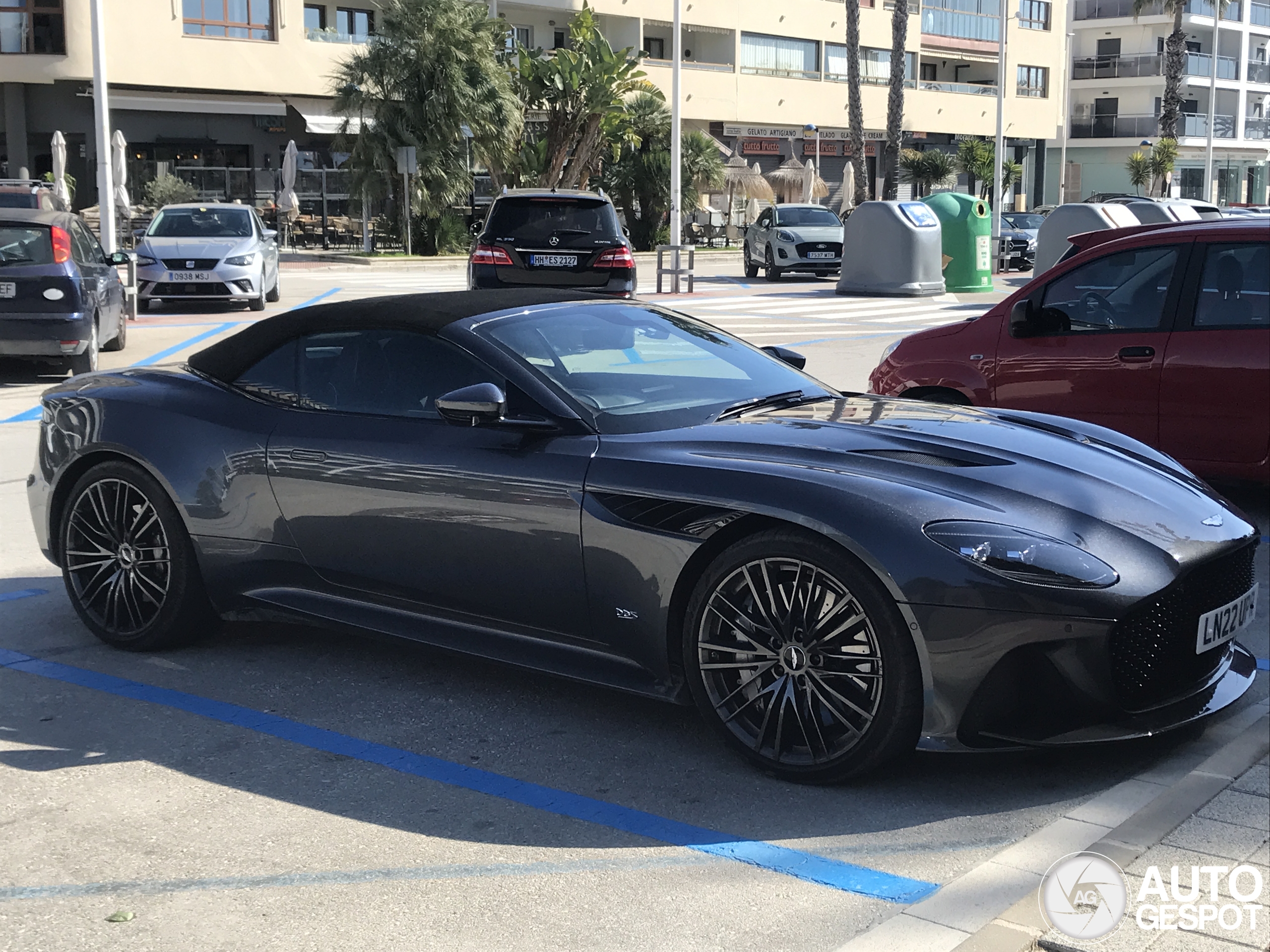 Aston Martin DBS Superleggera Volante