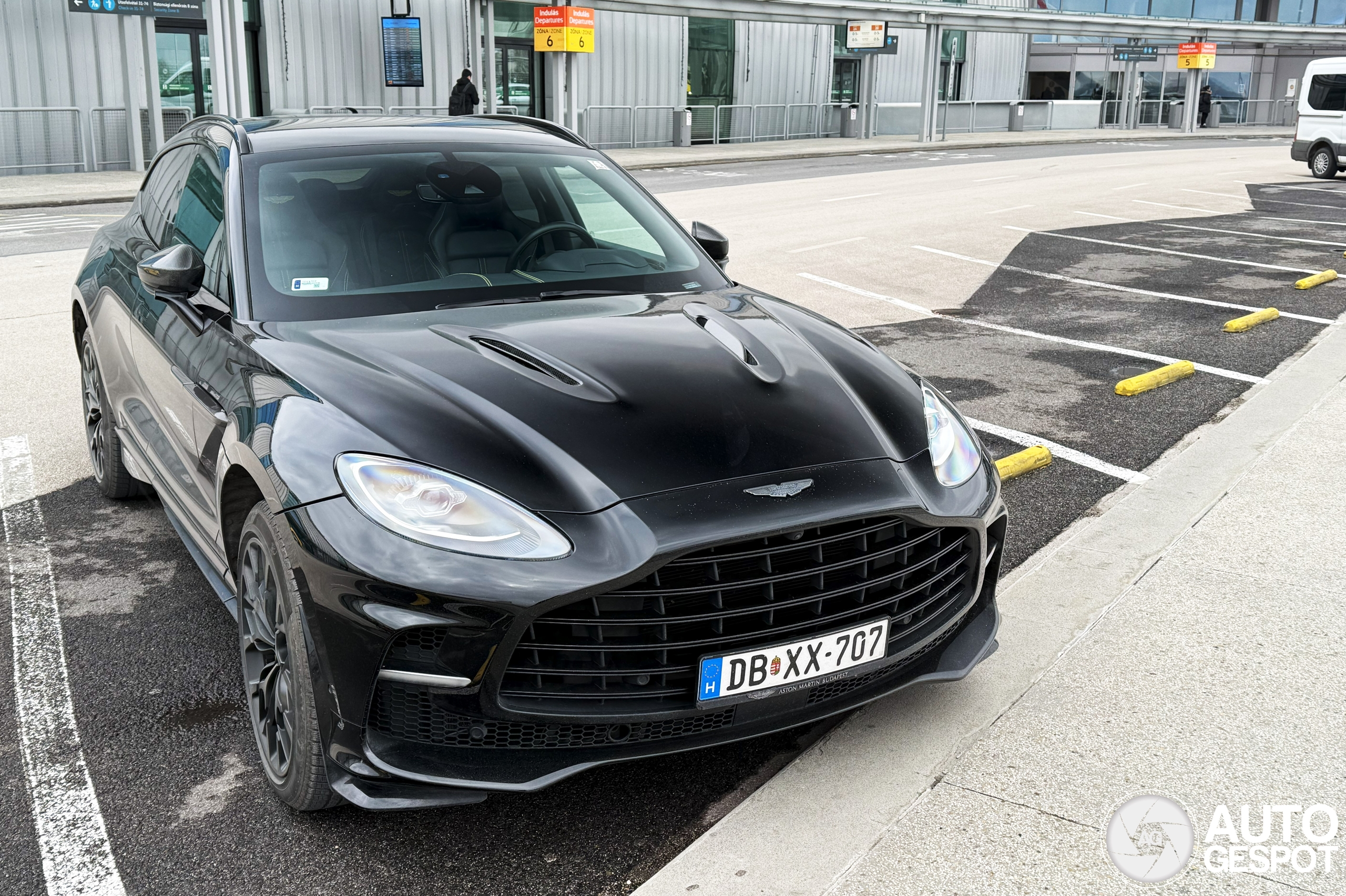 Aston Martin DBX707