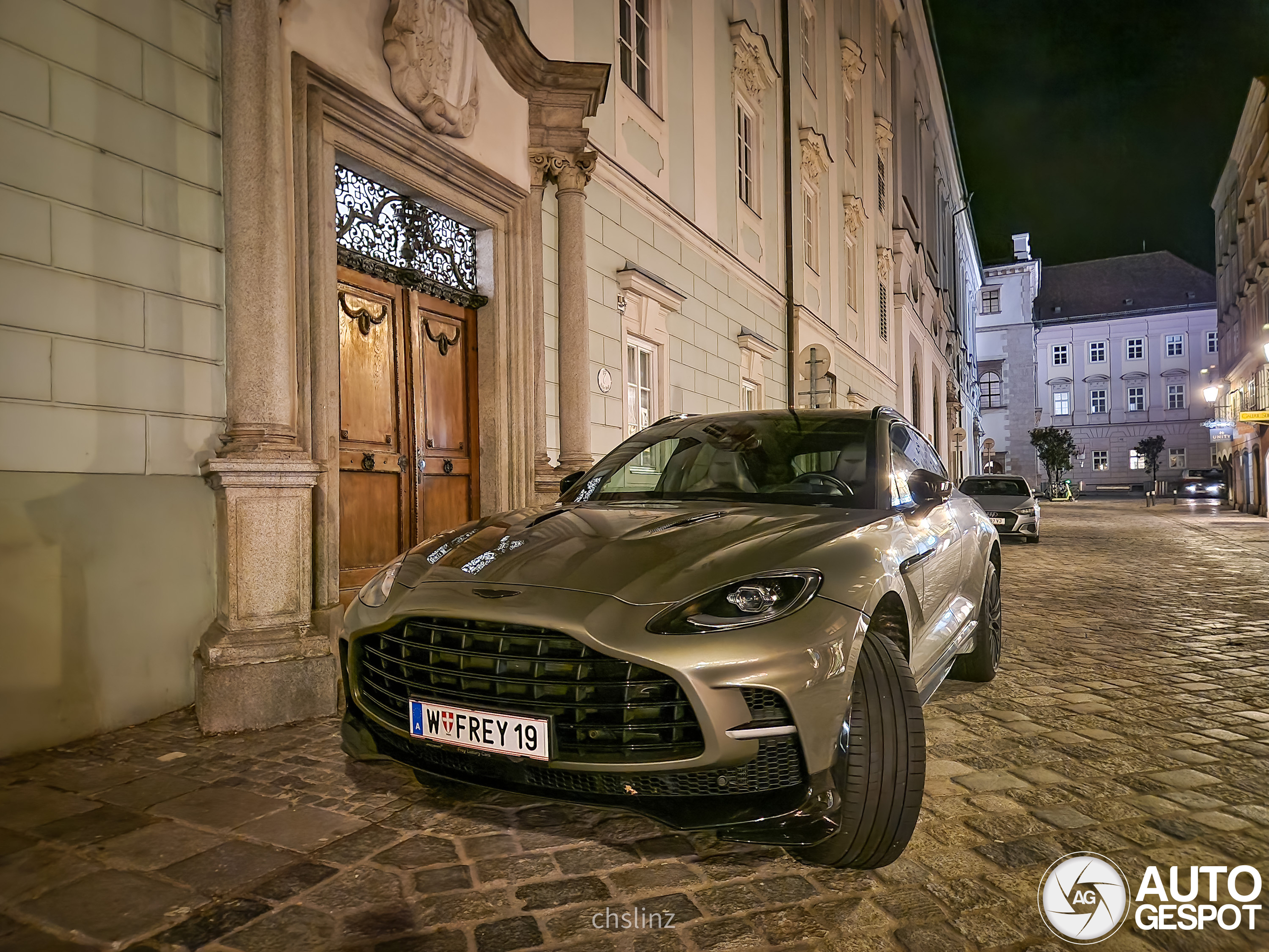 Aston Martin DBX707