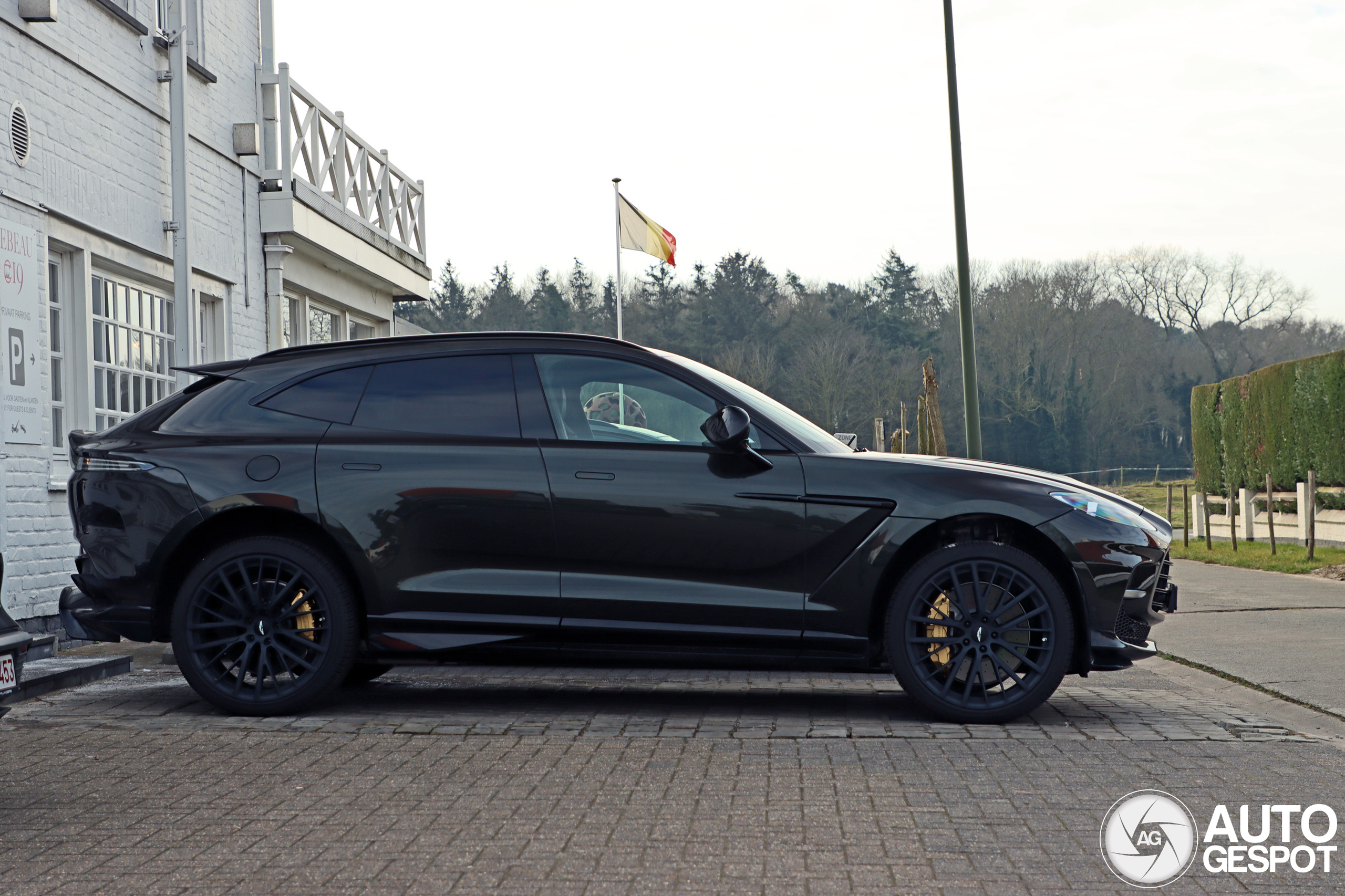 Aston Martin DBX707
