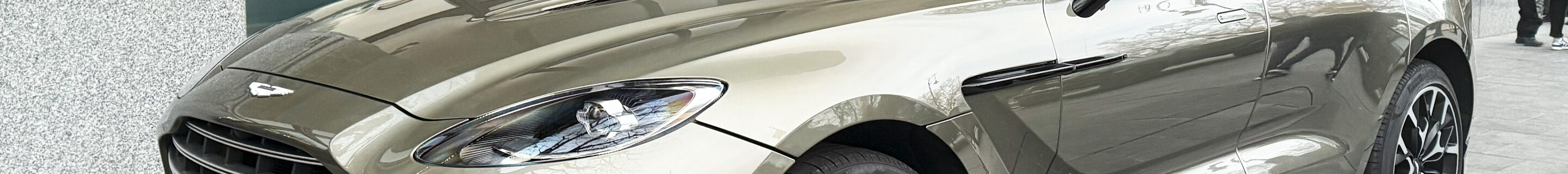 Aston Martin DBX707