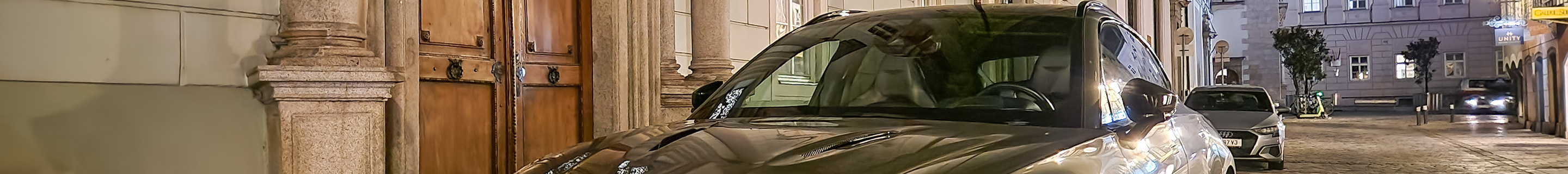 Aston Martin DBX707