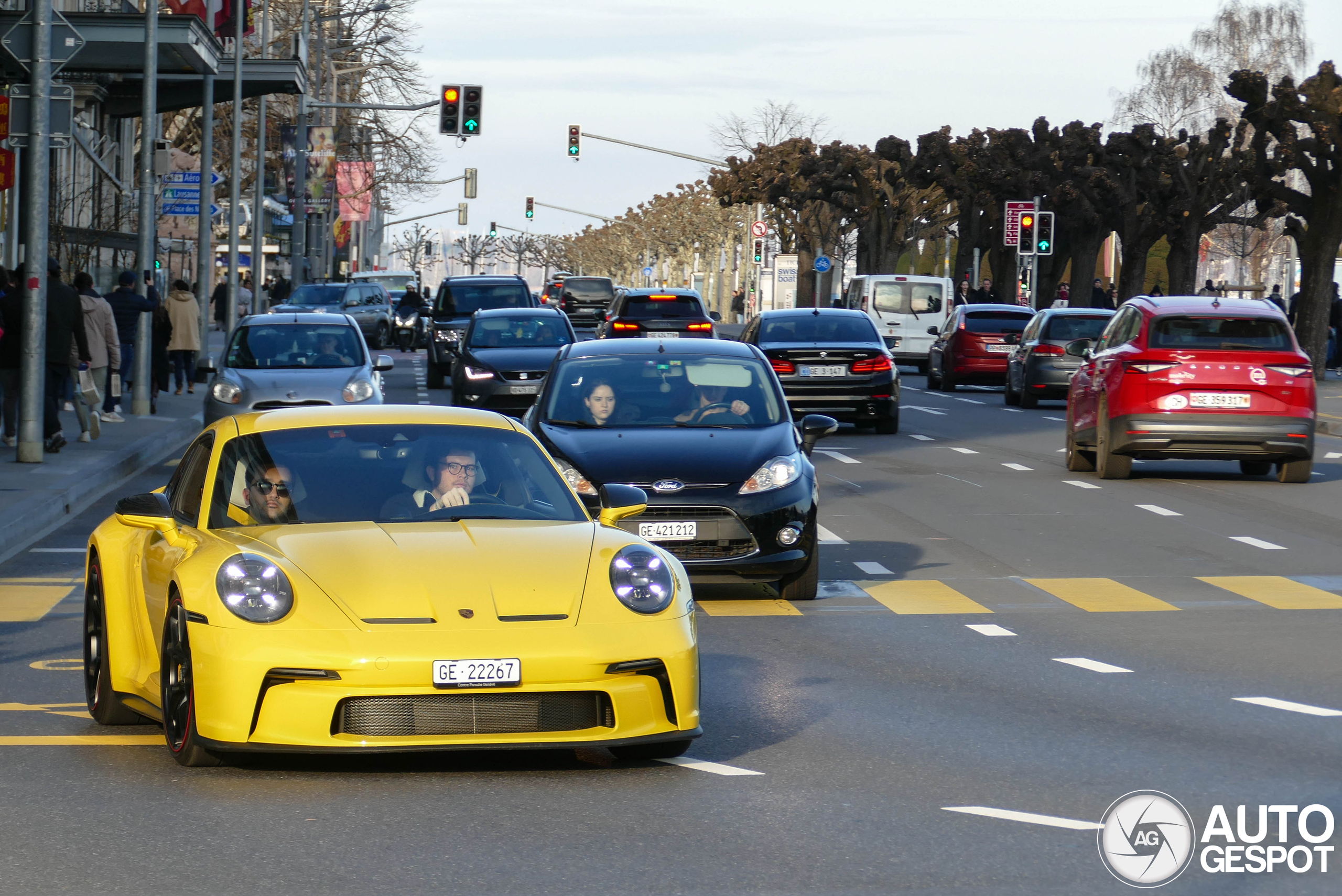 Porsche 992 GT3 Touring in Genève zorgt dat altijd de zon schijnt