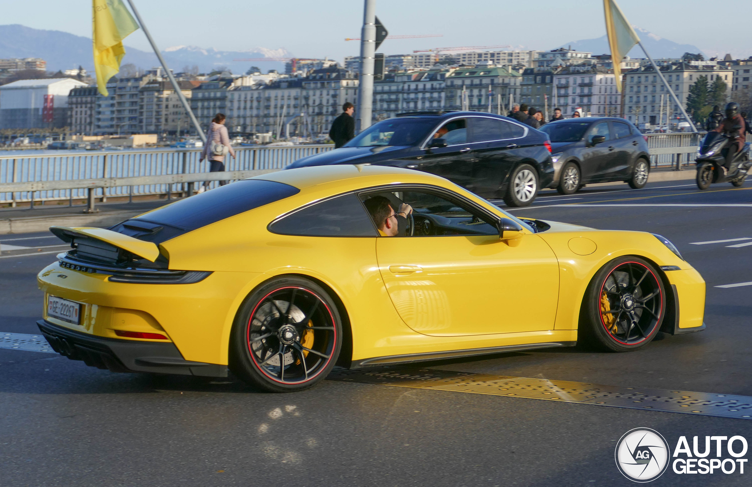 A bright surprise in Geneva: 992 GT3 Touring shines in yellow