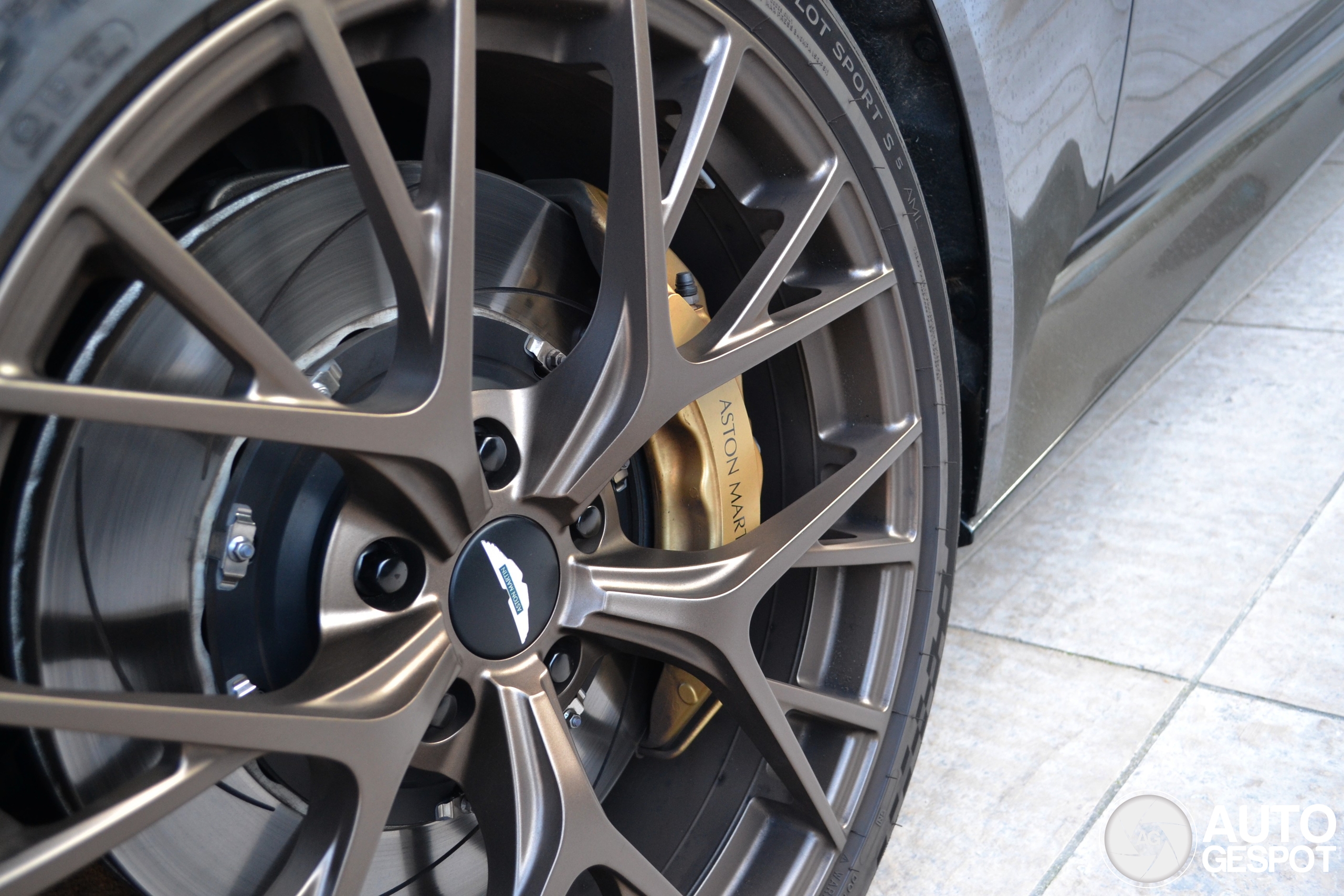 Aston Martin DB12