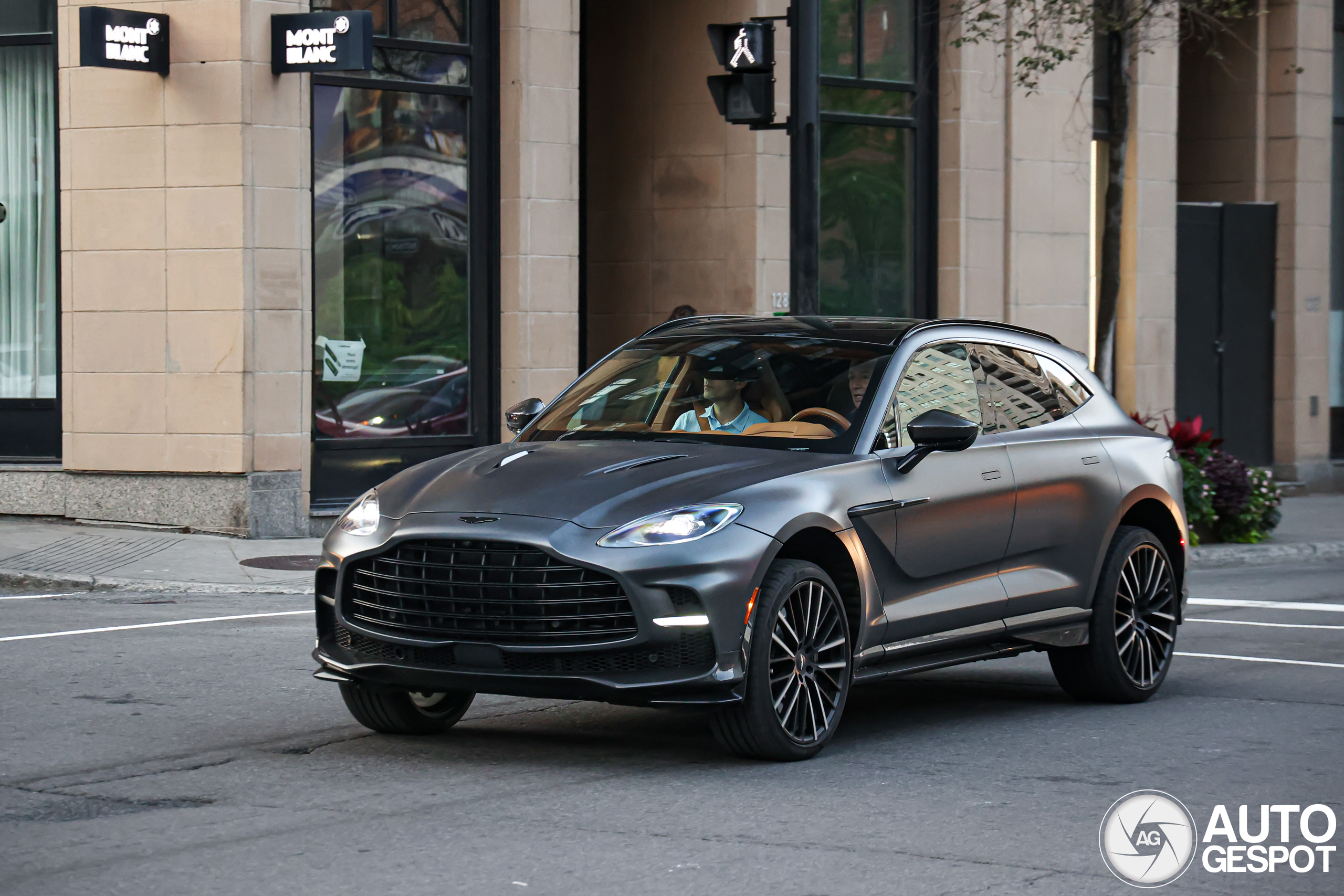 Aston Martin DBX707