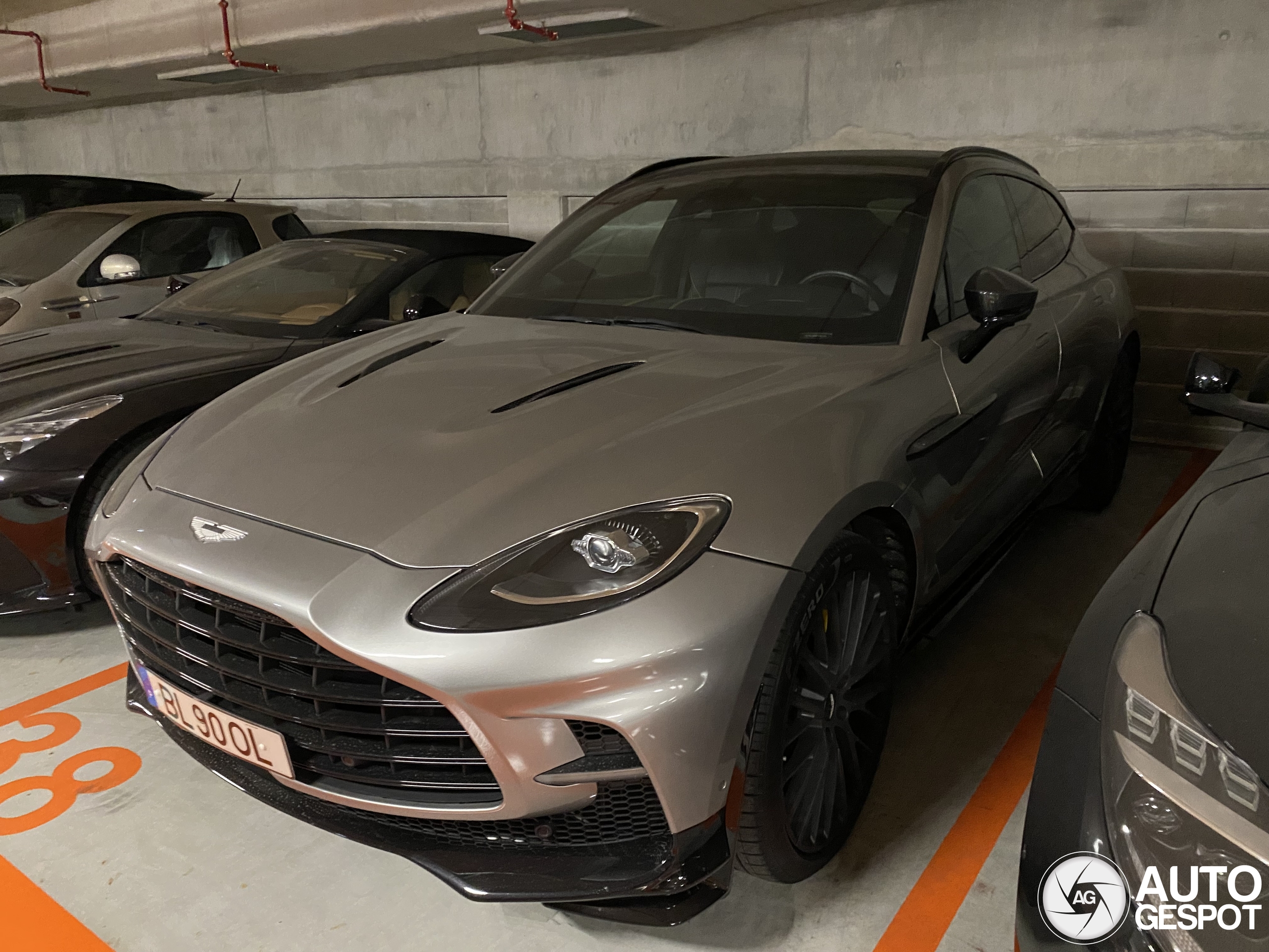 Aston Martin DBX707