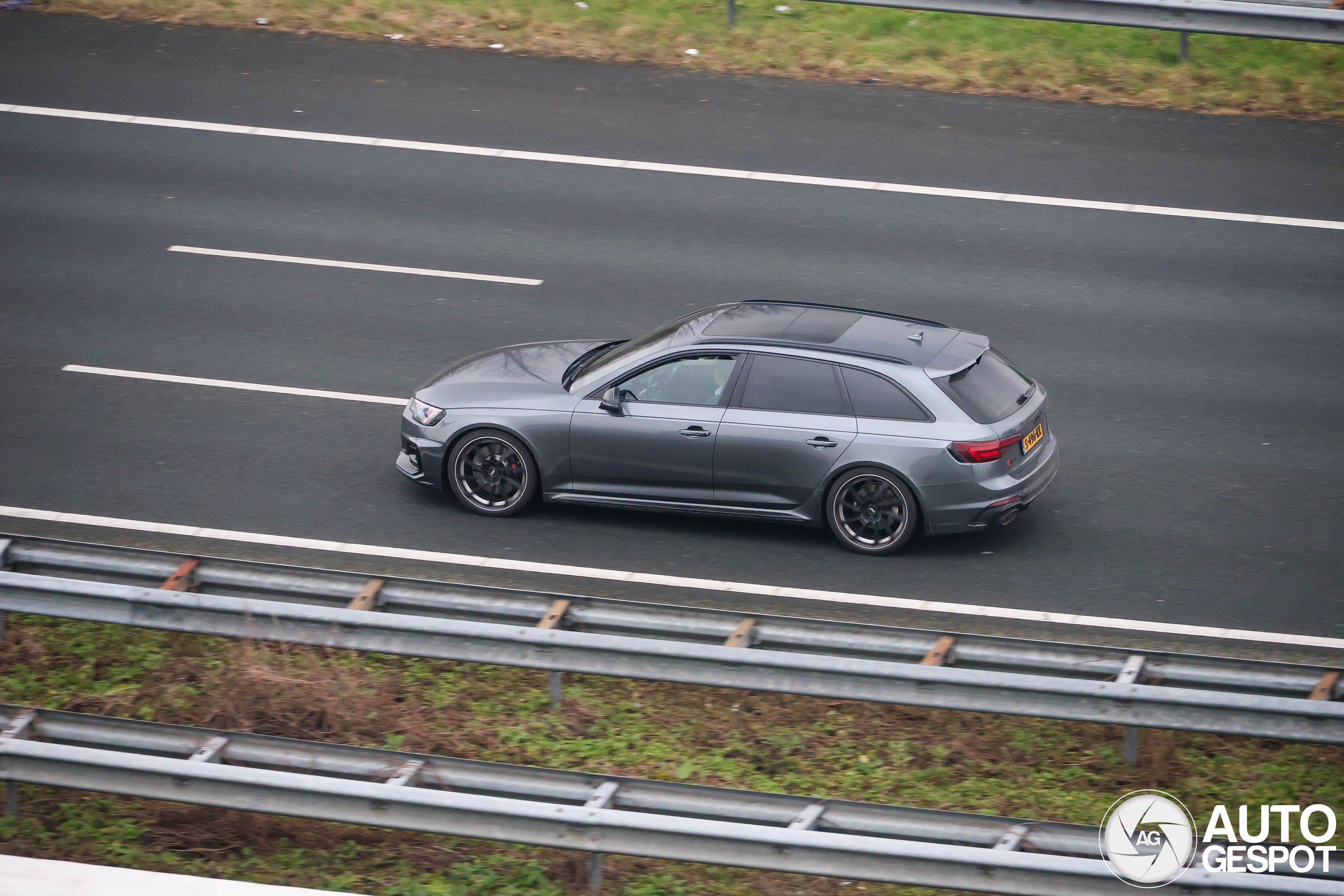 Audi RS4 Avant B9