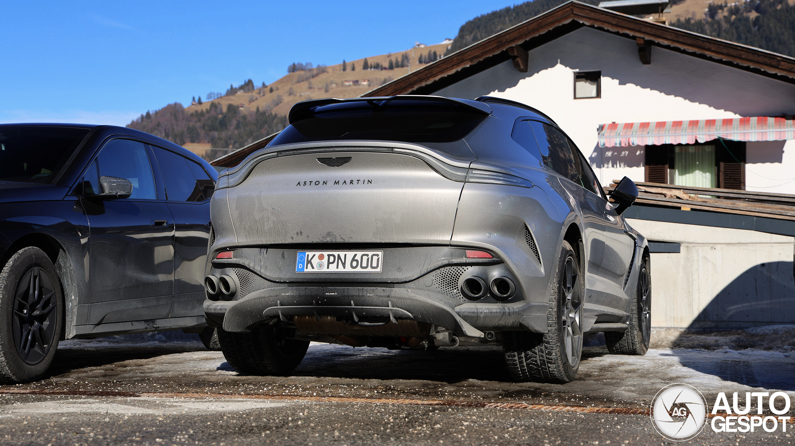 Aston Martin DBX707