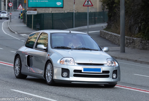 Renault Clio V6