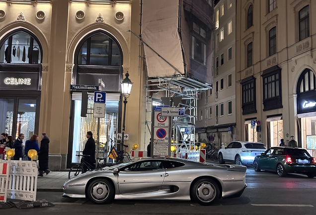 Jaguar XJ220