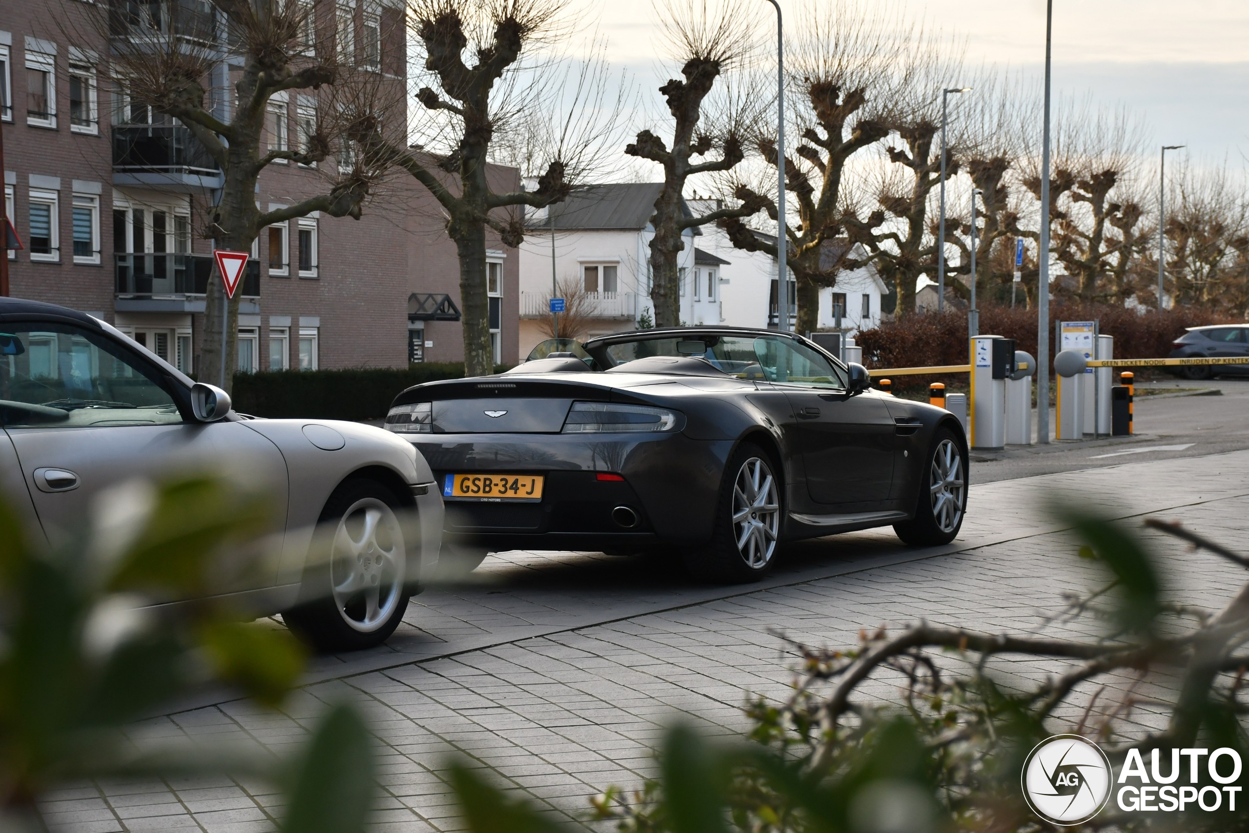 Aston Martin V8 Vantage Roadster 2012