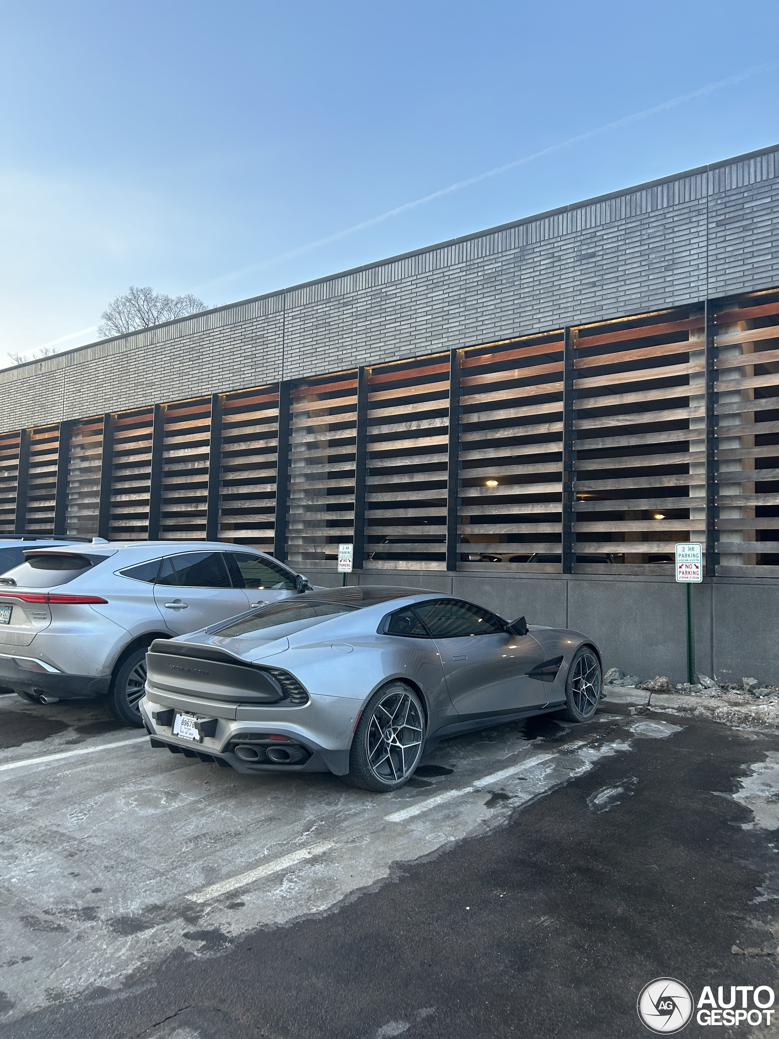 Aston Martin Vanquish 2025
