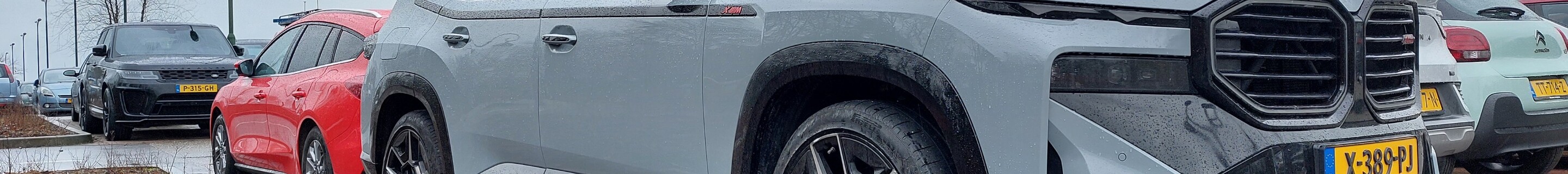 BMW XM G09 Label Red