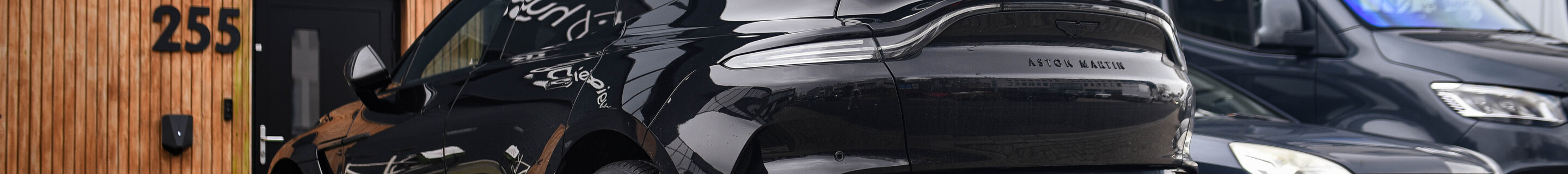 Aston Martin DBX707
