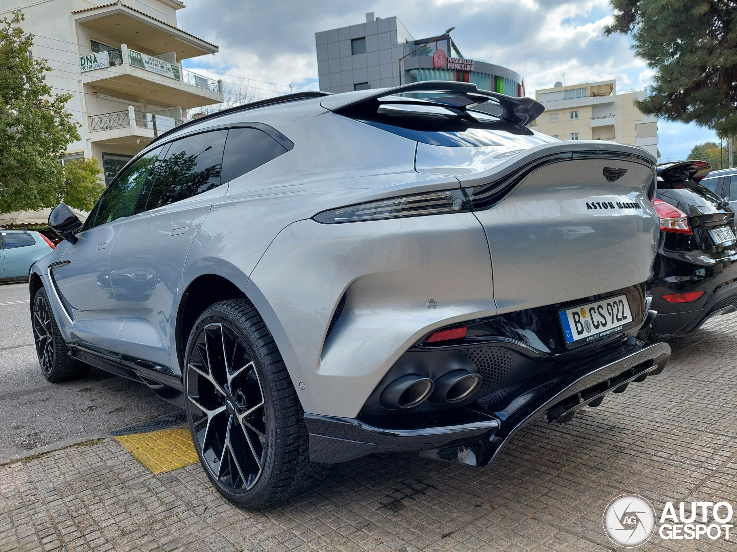 Aston Martin DBX707