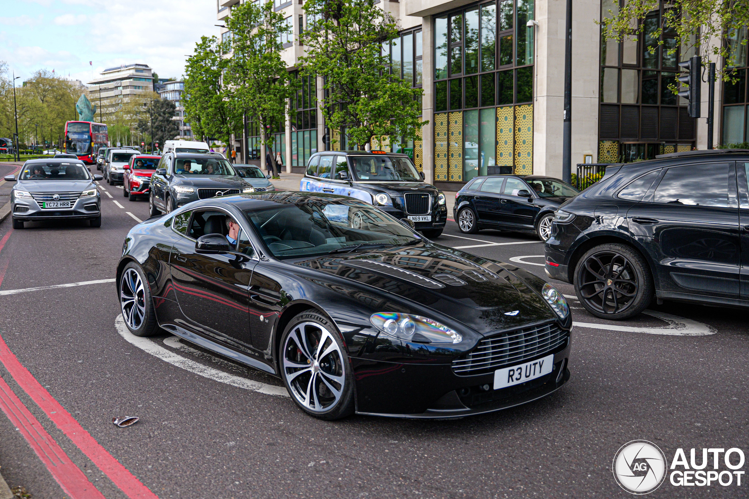 Aston Martin V12 Vantage