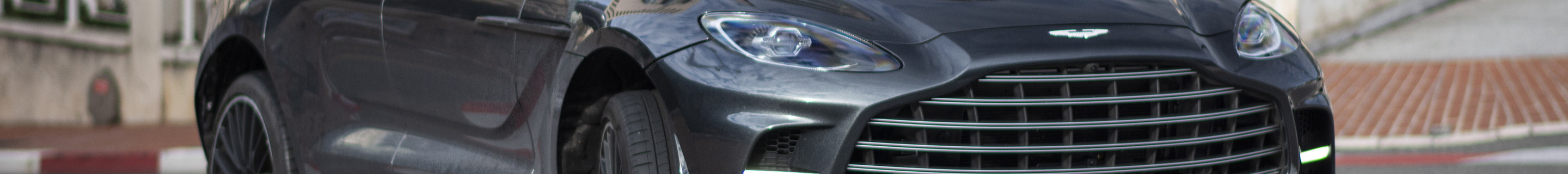 Aston Martin DBX707