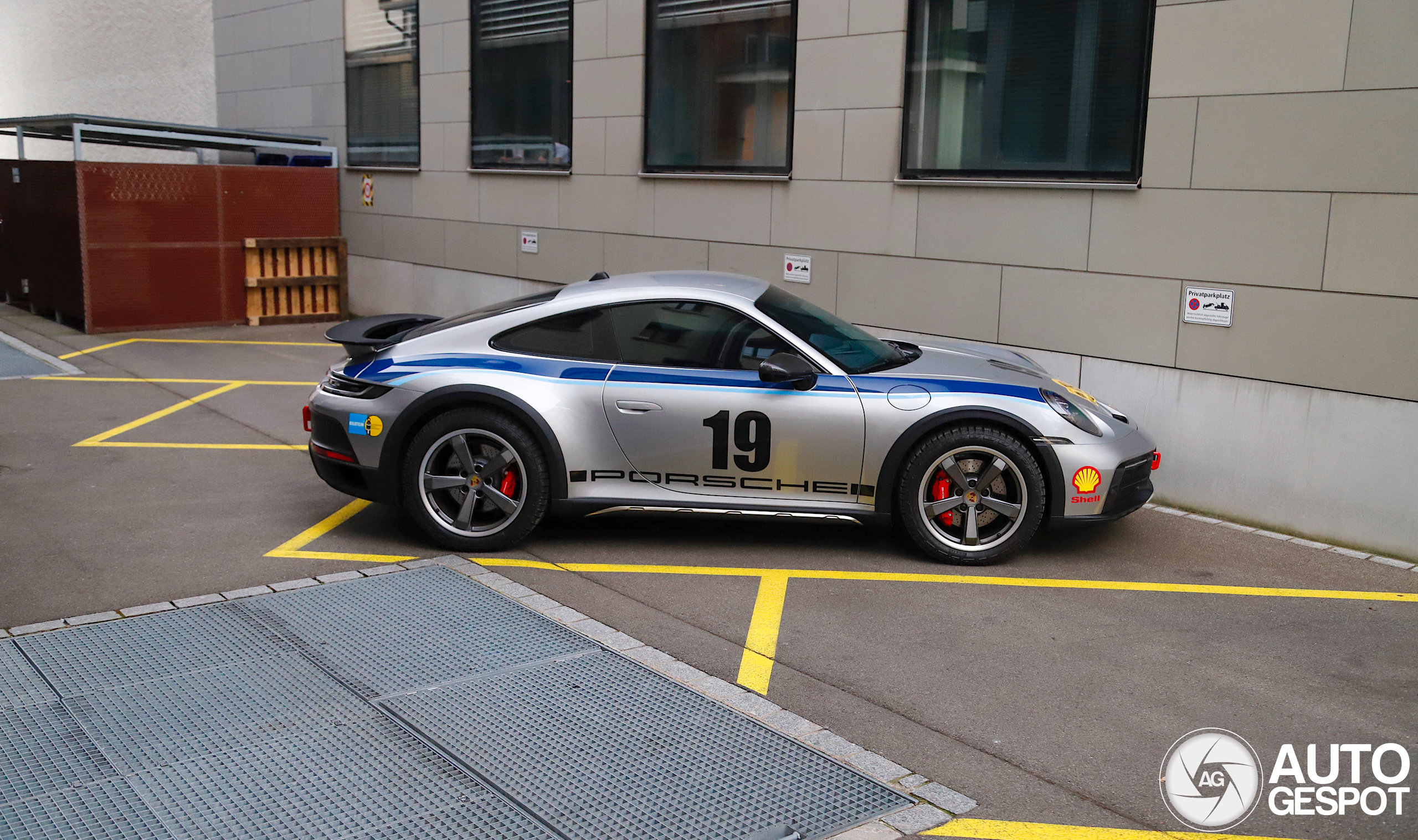 Hidden alley gems: Porsche 992 Dakar vs. Ferrari Roma