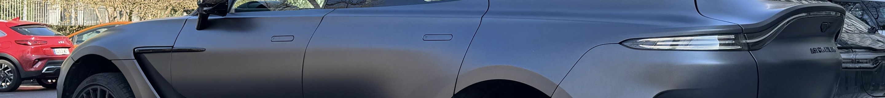 Aston Martin DBX707