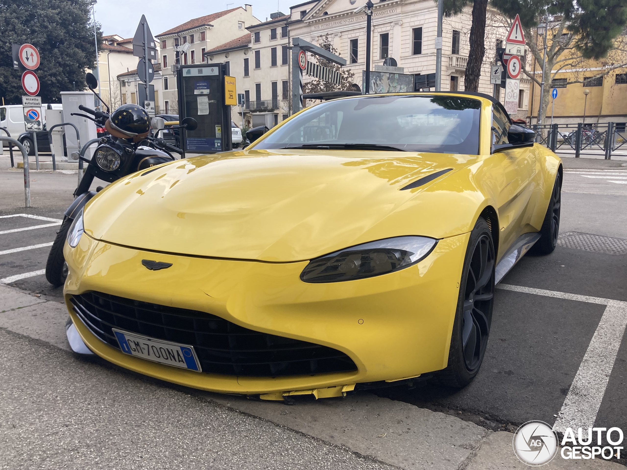 Aston Martin V8 Vantage Roadster 2020