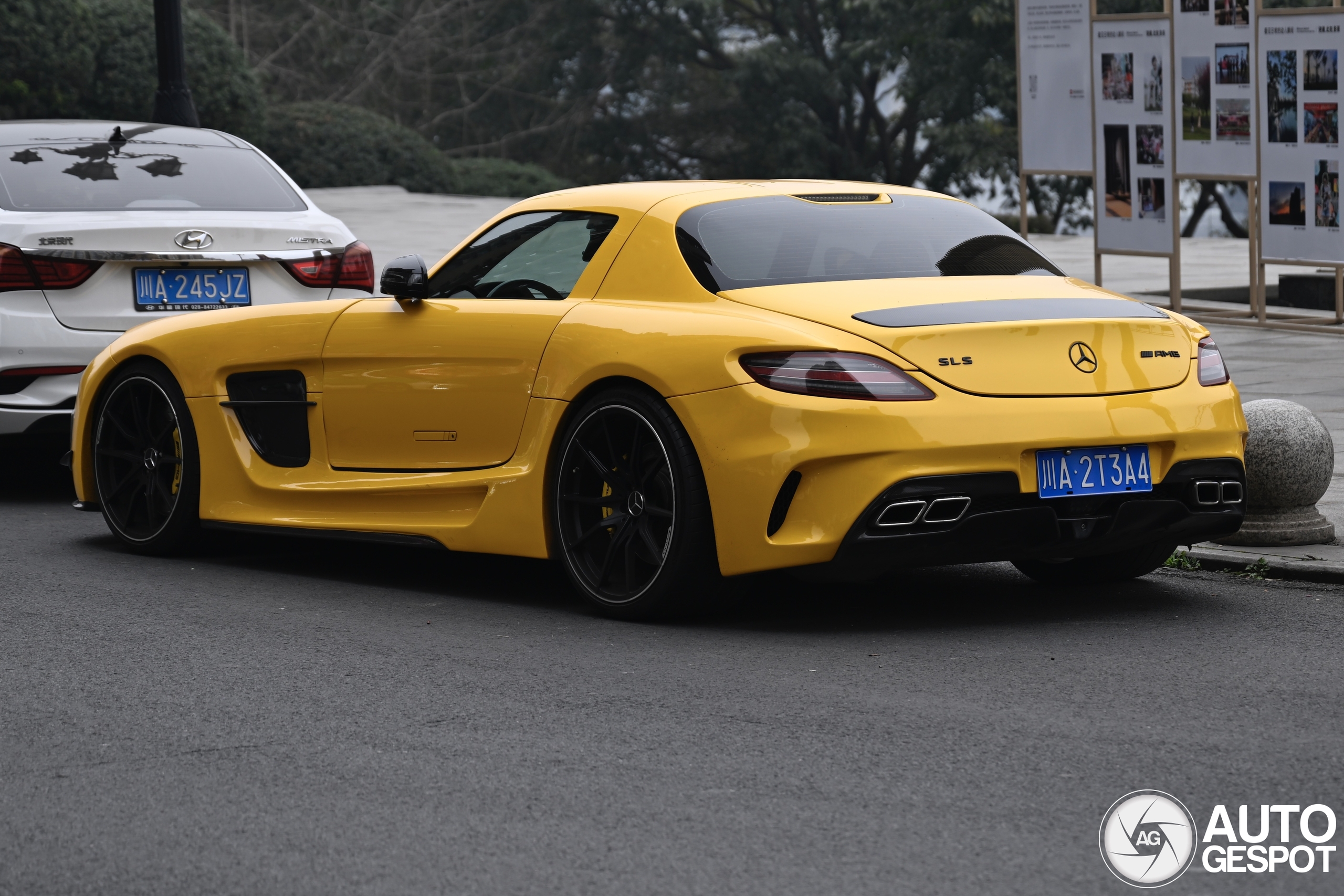 Deze Mercedes-Benz SLS AMG komt van Temu