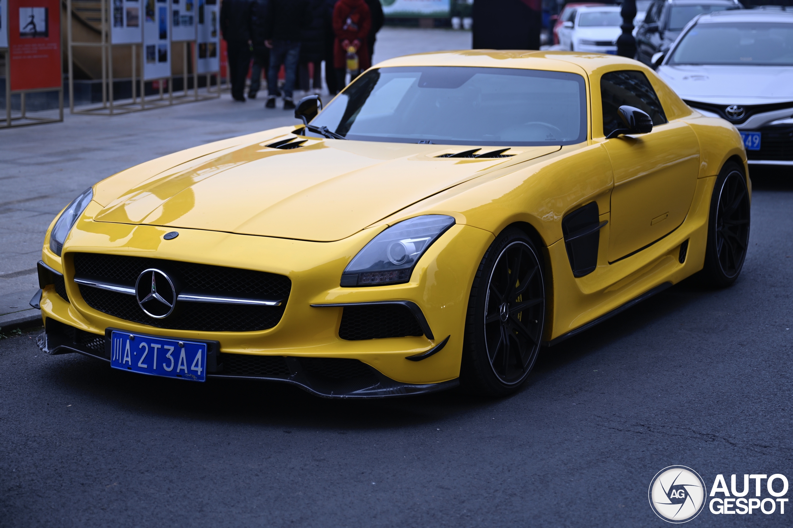 Deze Mercedes-Benz SLS AMG komt van Temu