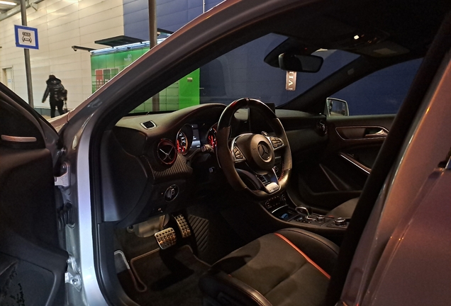 Mercedes-AMG A 45 W176 2015