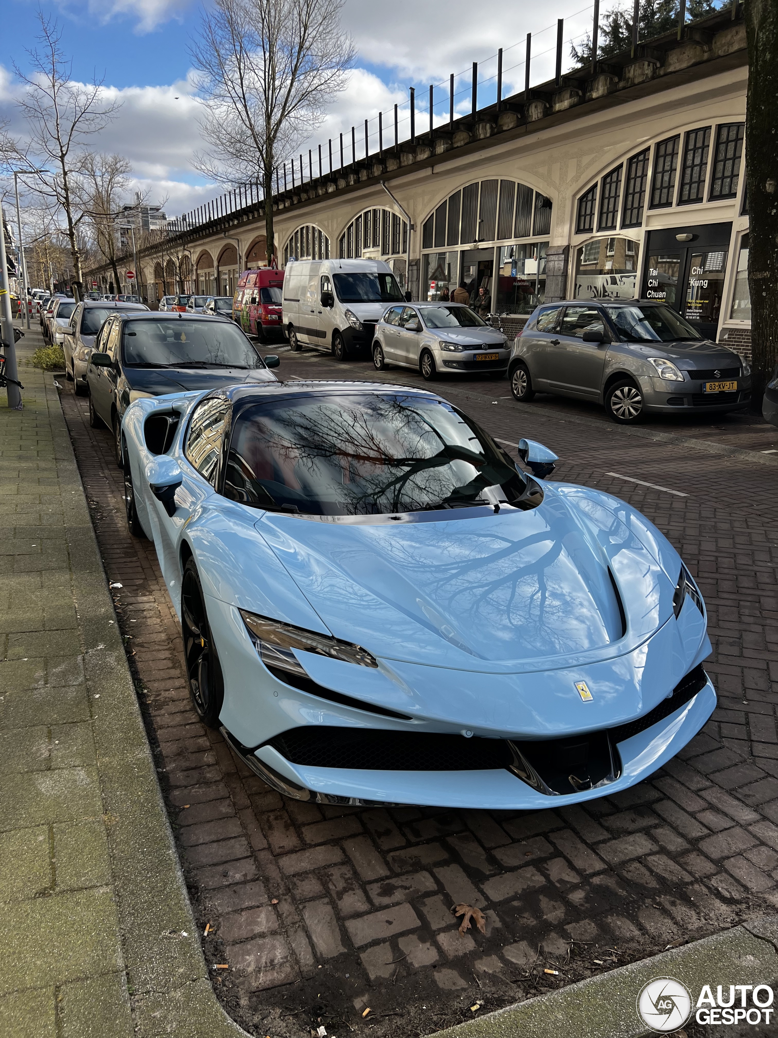 babyblauwe Ferrari SF90 Spider gespot in Rotterdam