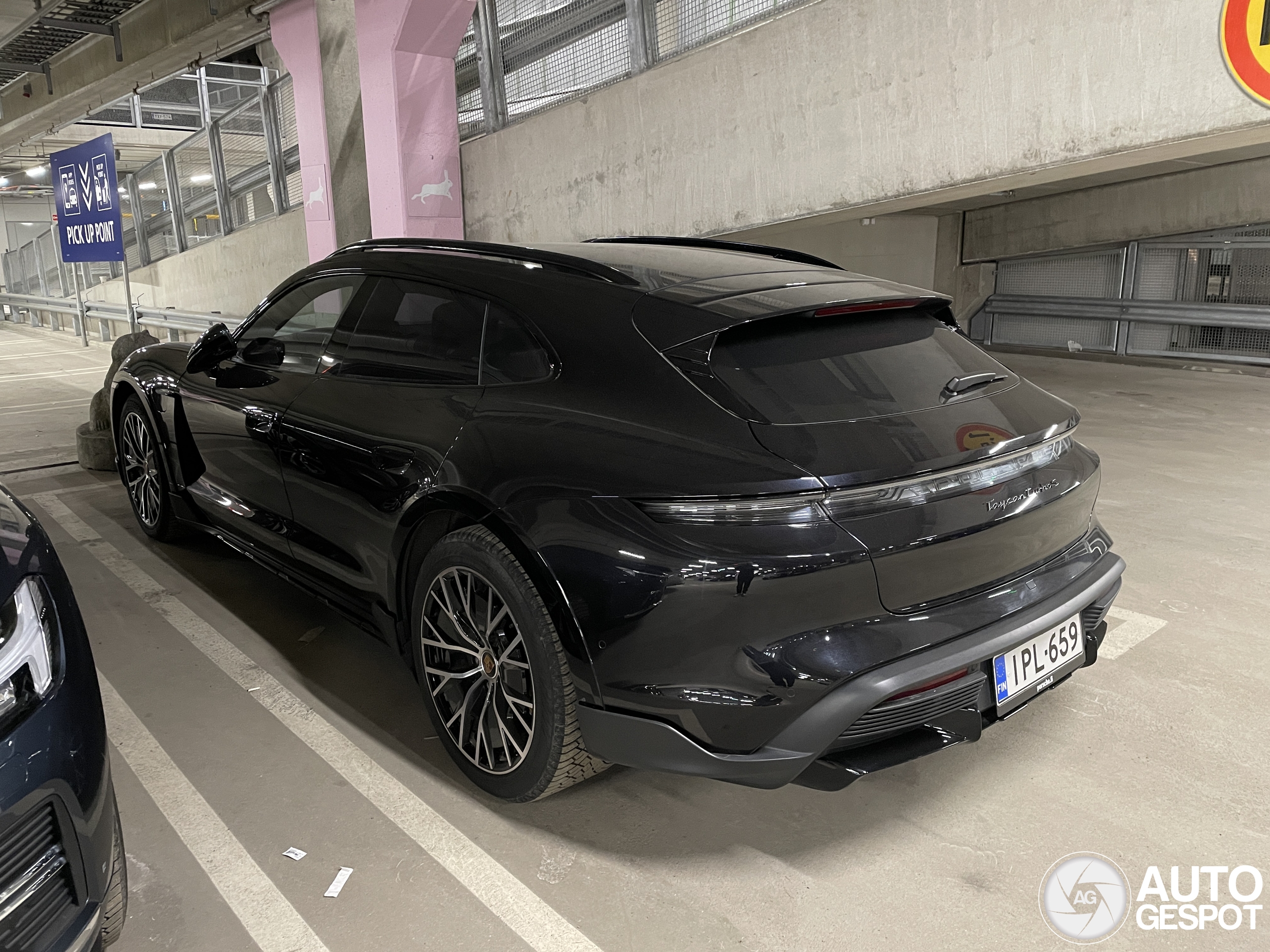 Porsche Taycan Turbo S Cross Turismo