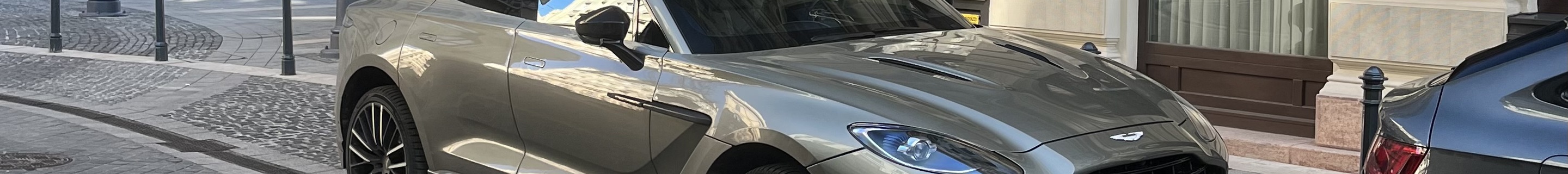 Aston Martin DBX707