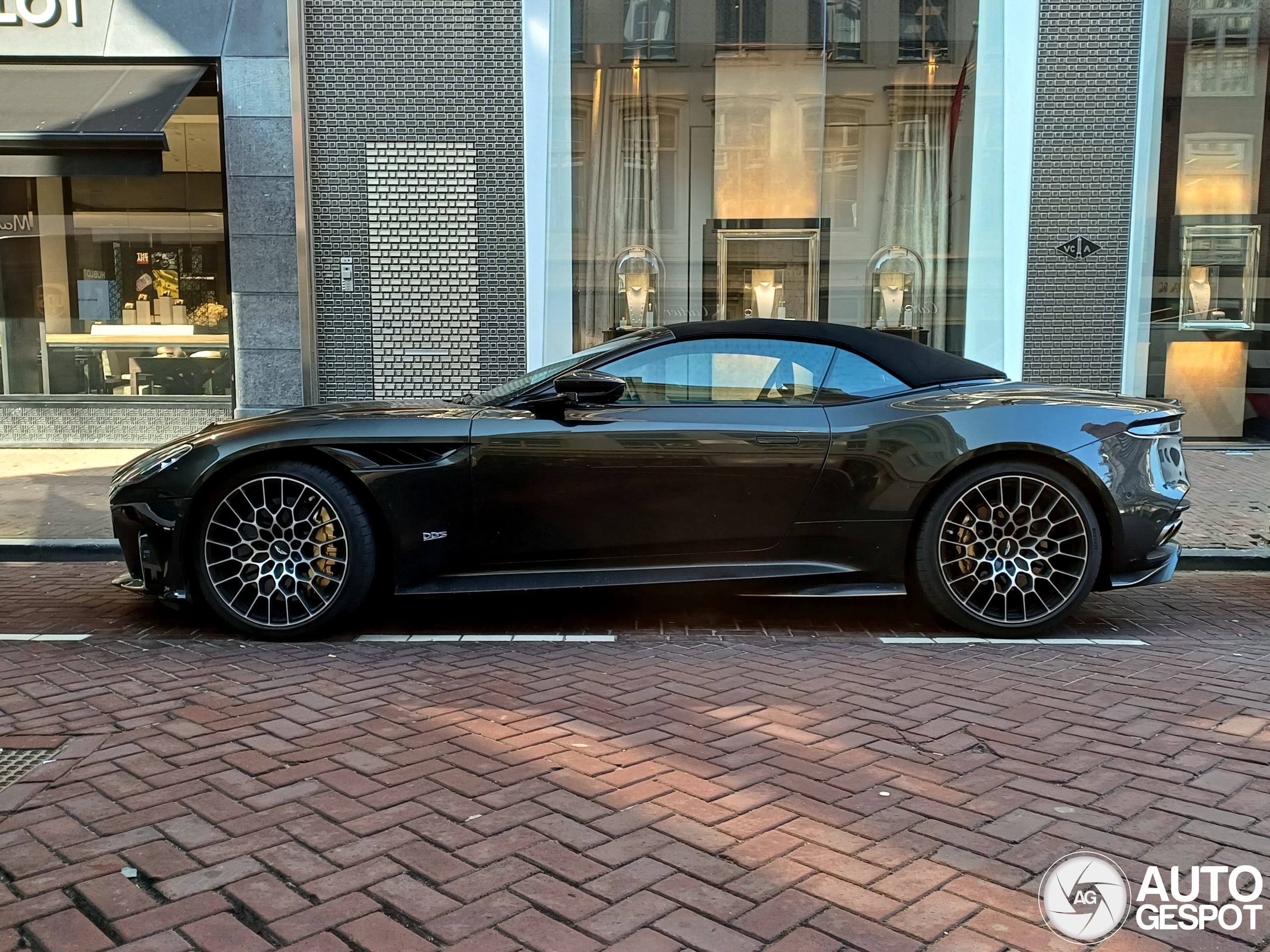 Aston Martin DBS 770 Ultimate Volante gespot in Amsterdam