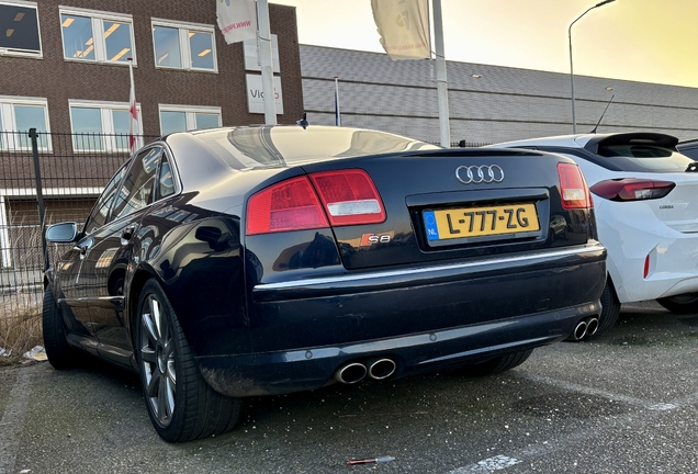 Audi S8 D3