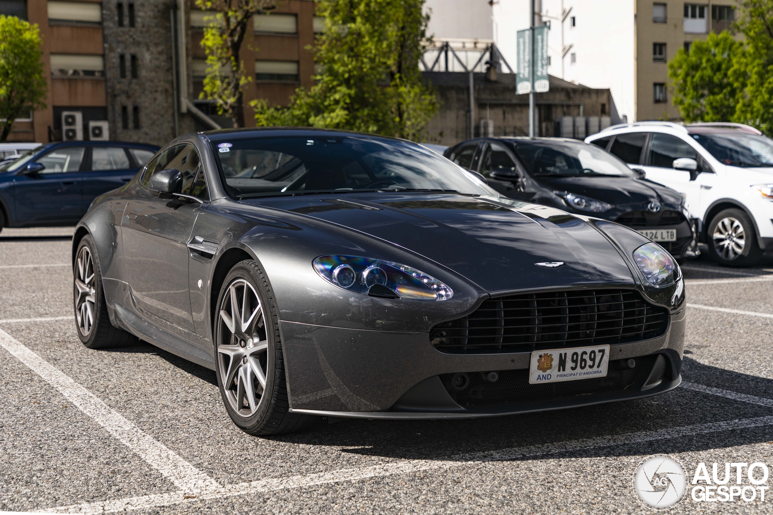 Aston Martin V8 Vantage 2012