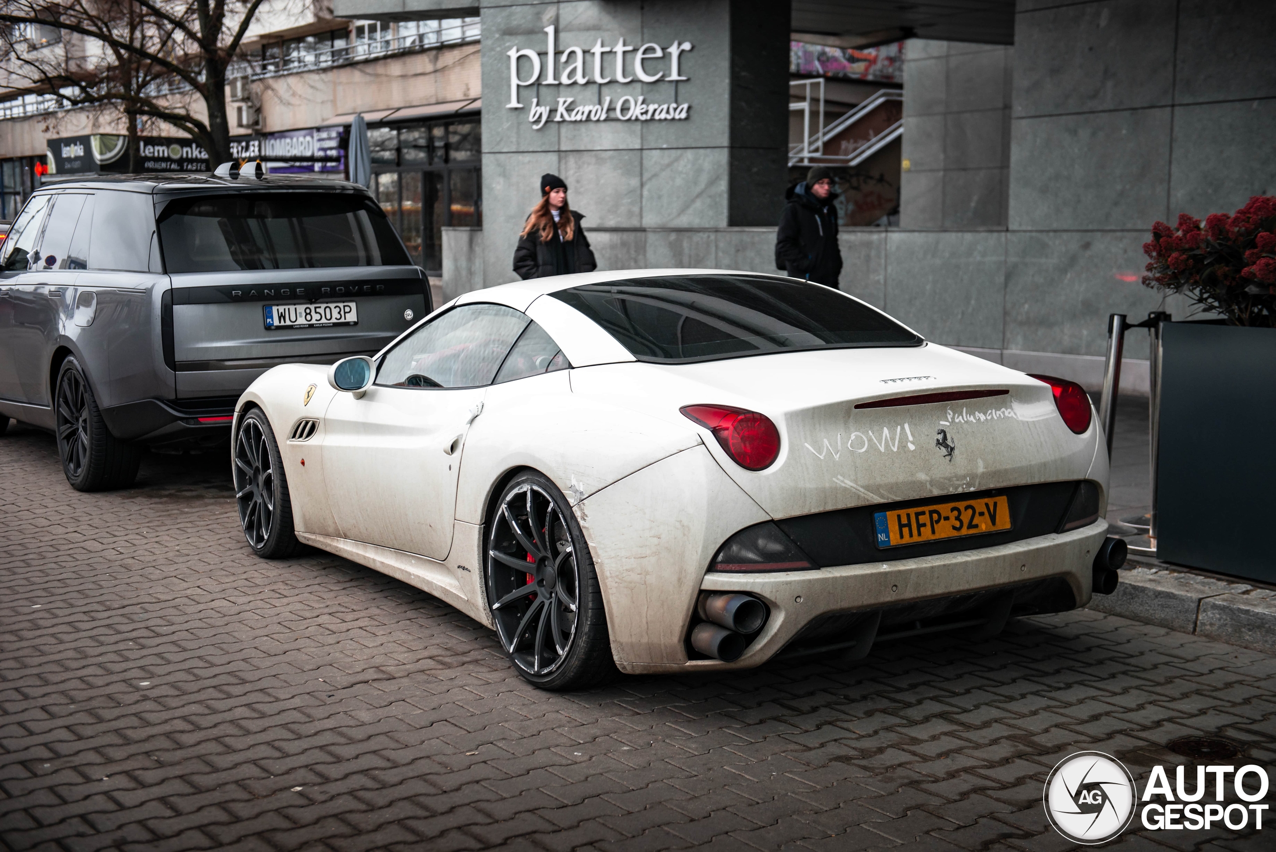 Beschadigde Ferrari California gespot in Warschau