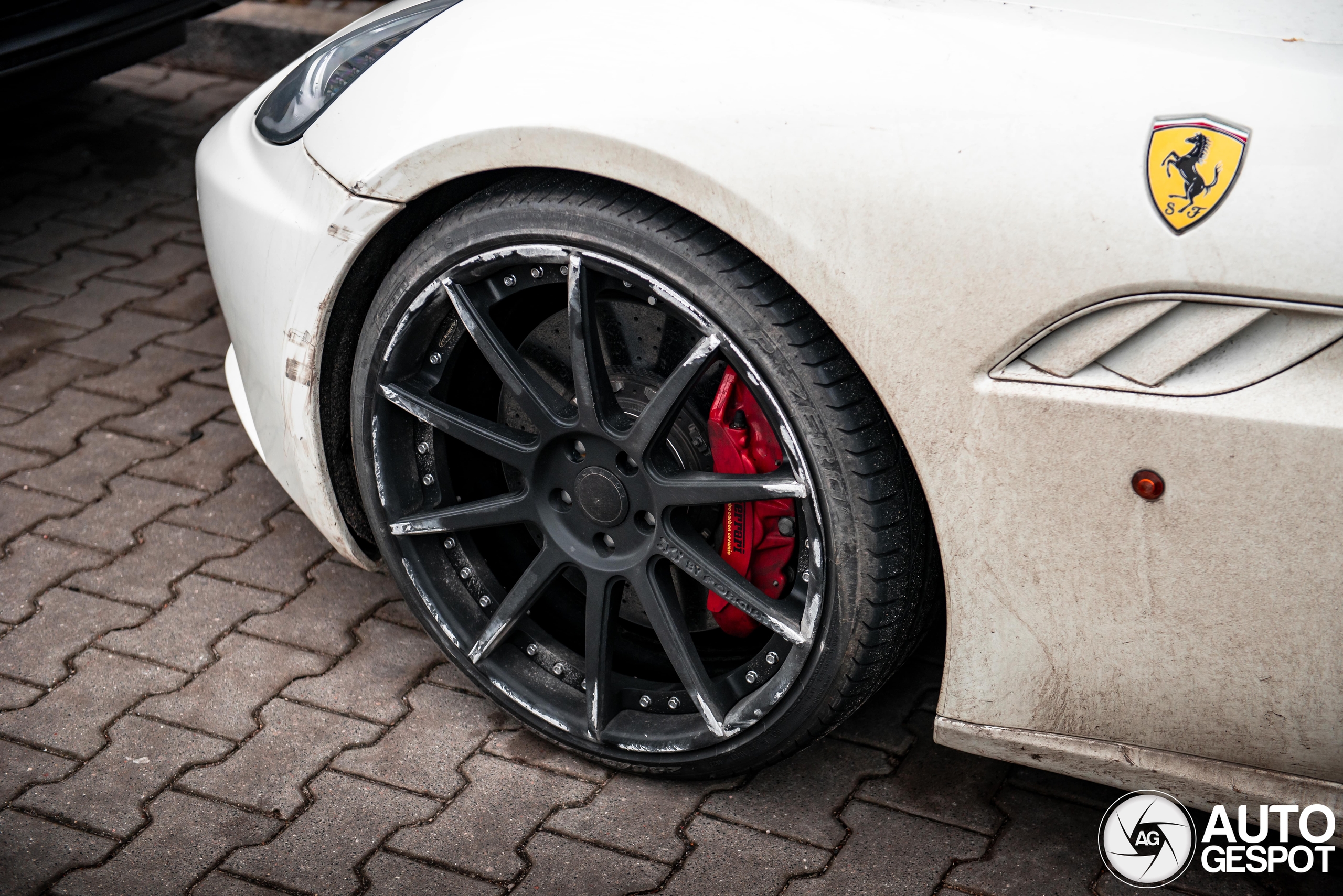 Beschadigde Ferrari California gespot in Warschau