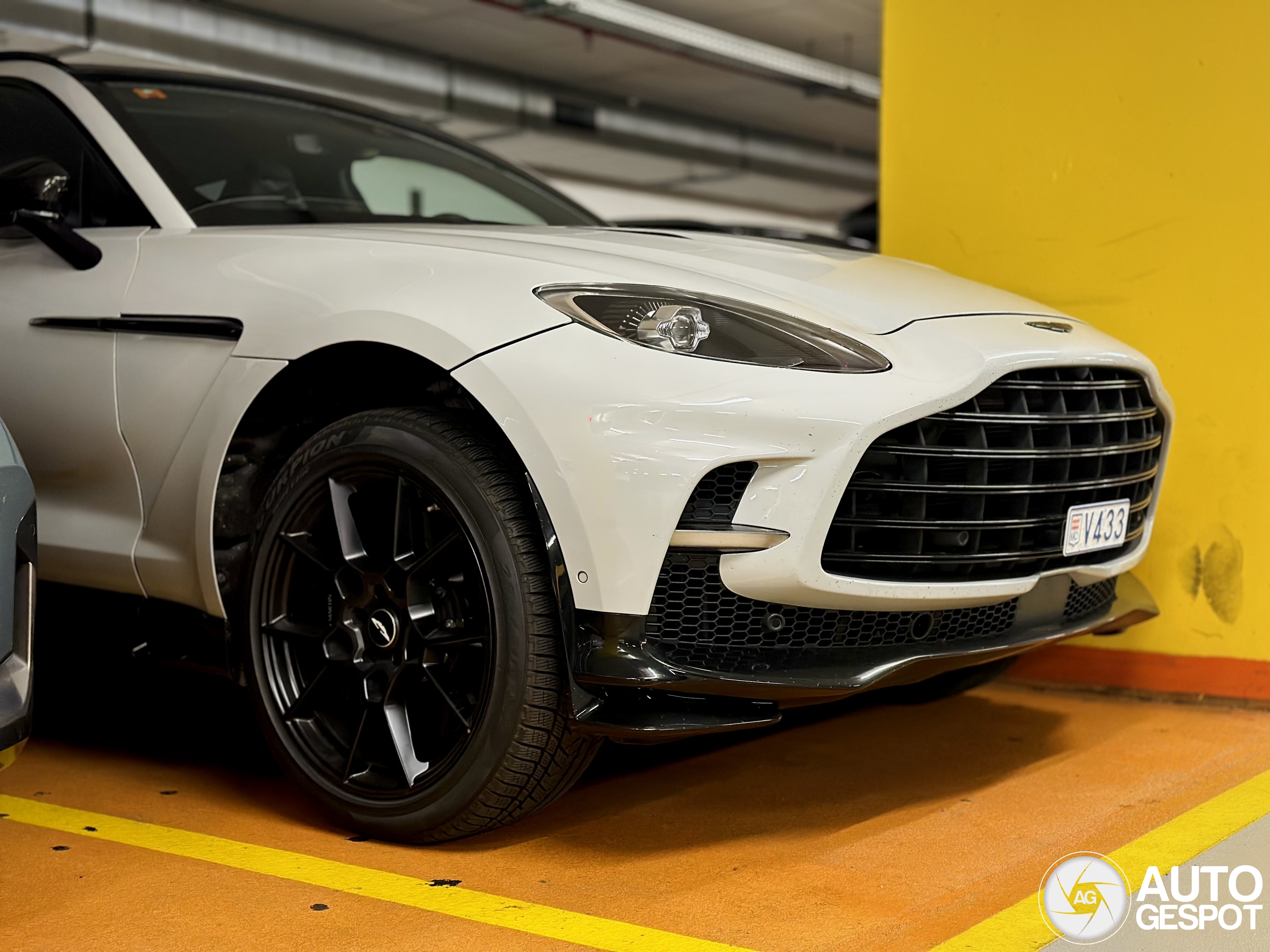 Aston Martin DBX707