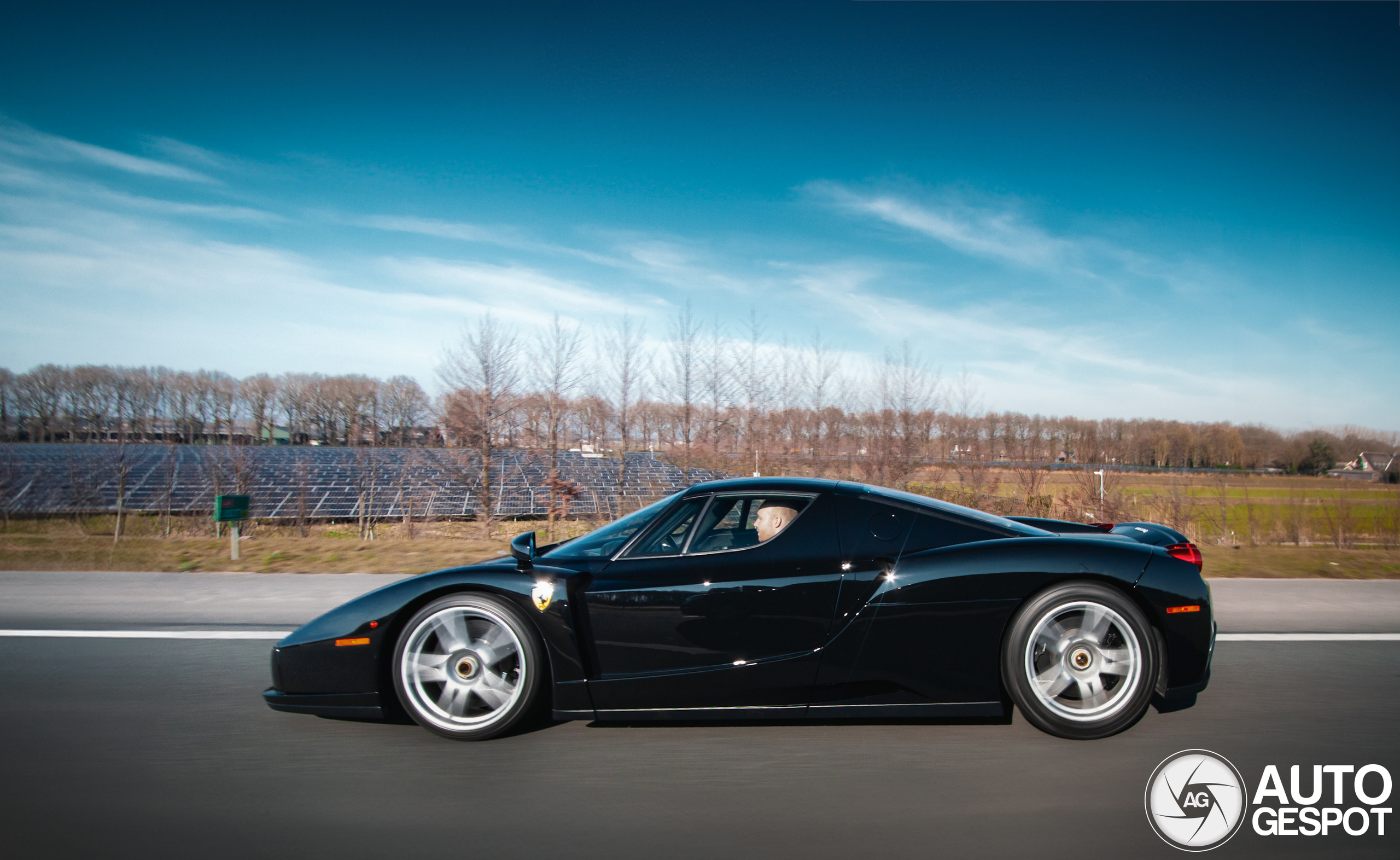 Seeing black: A stunning Ferrari Enzo caught in action