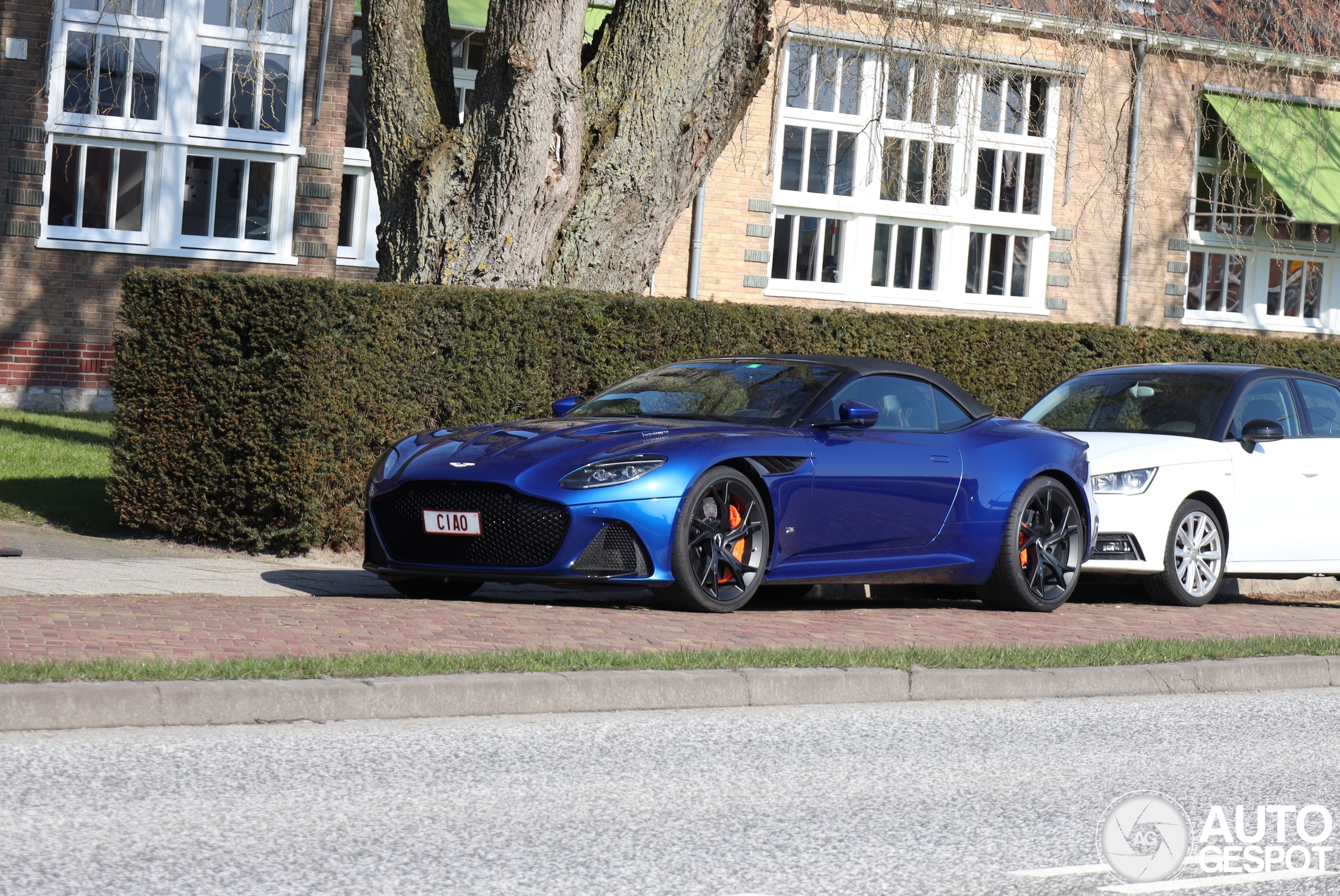 Aston Martin DBS Superleggera Volante