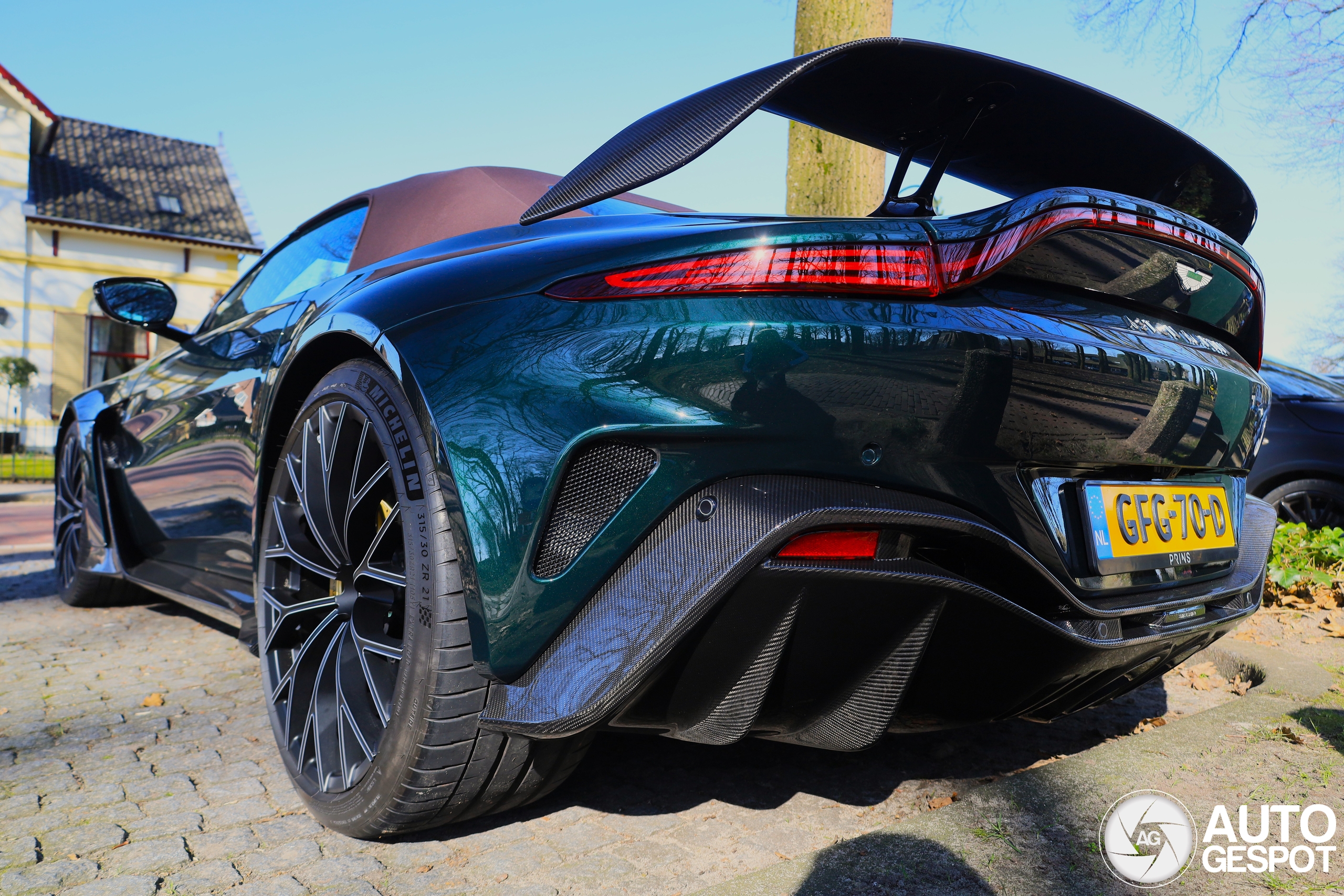 Aston Martin V12 Vantage Roadster 2023