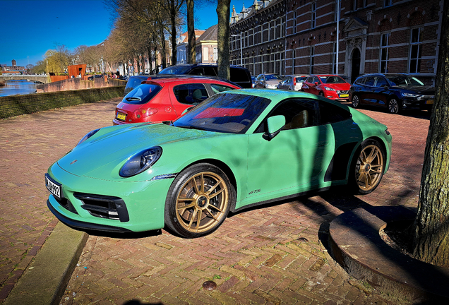 Porsche 992 Carrera 4 GTS
