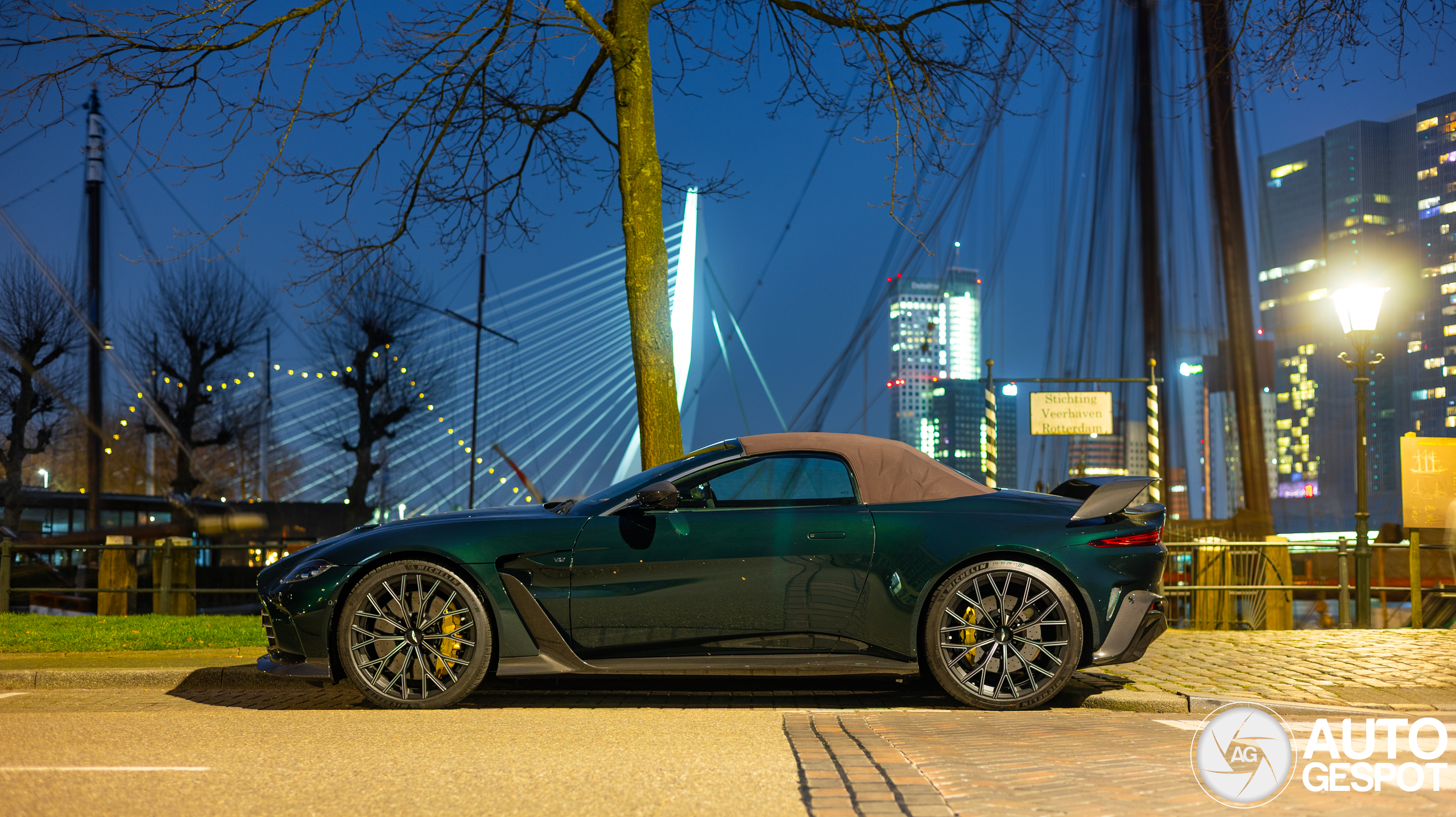 Aston Martin V12 Vantage Roadster 2023