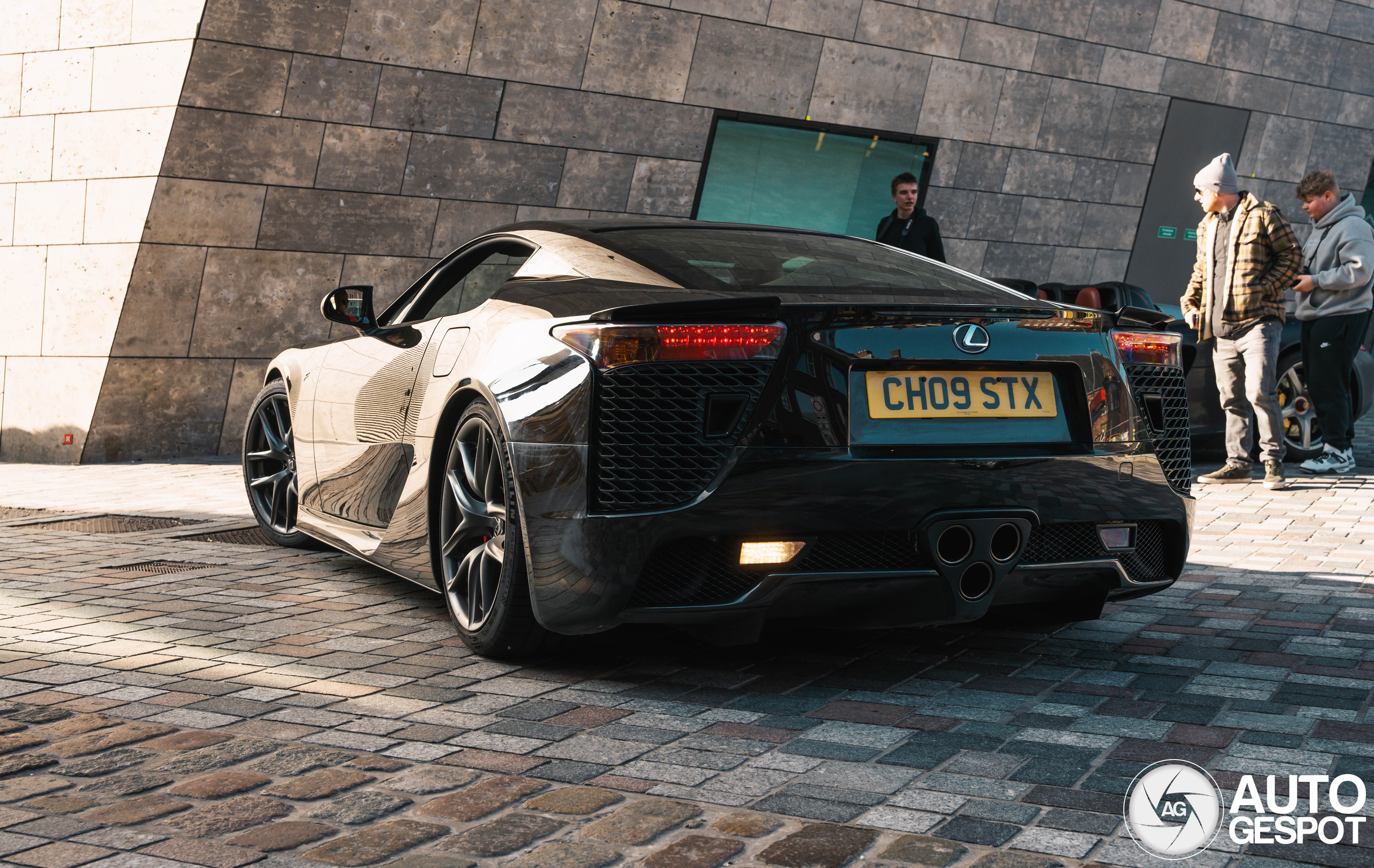 V10 royalty: Carrera GT vs. Lexus LFA