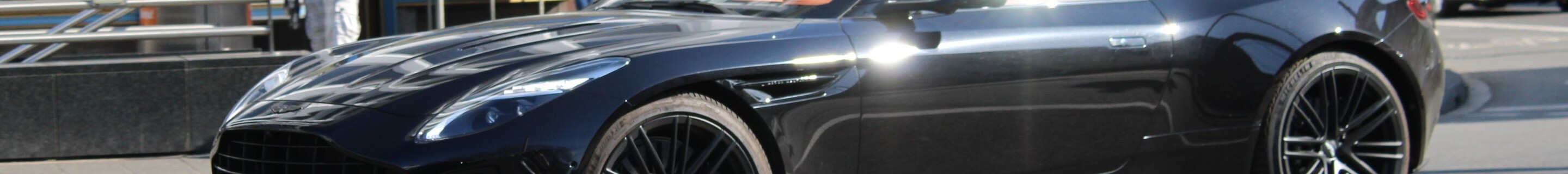 Aston Martin DB12 Volante