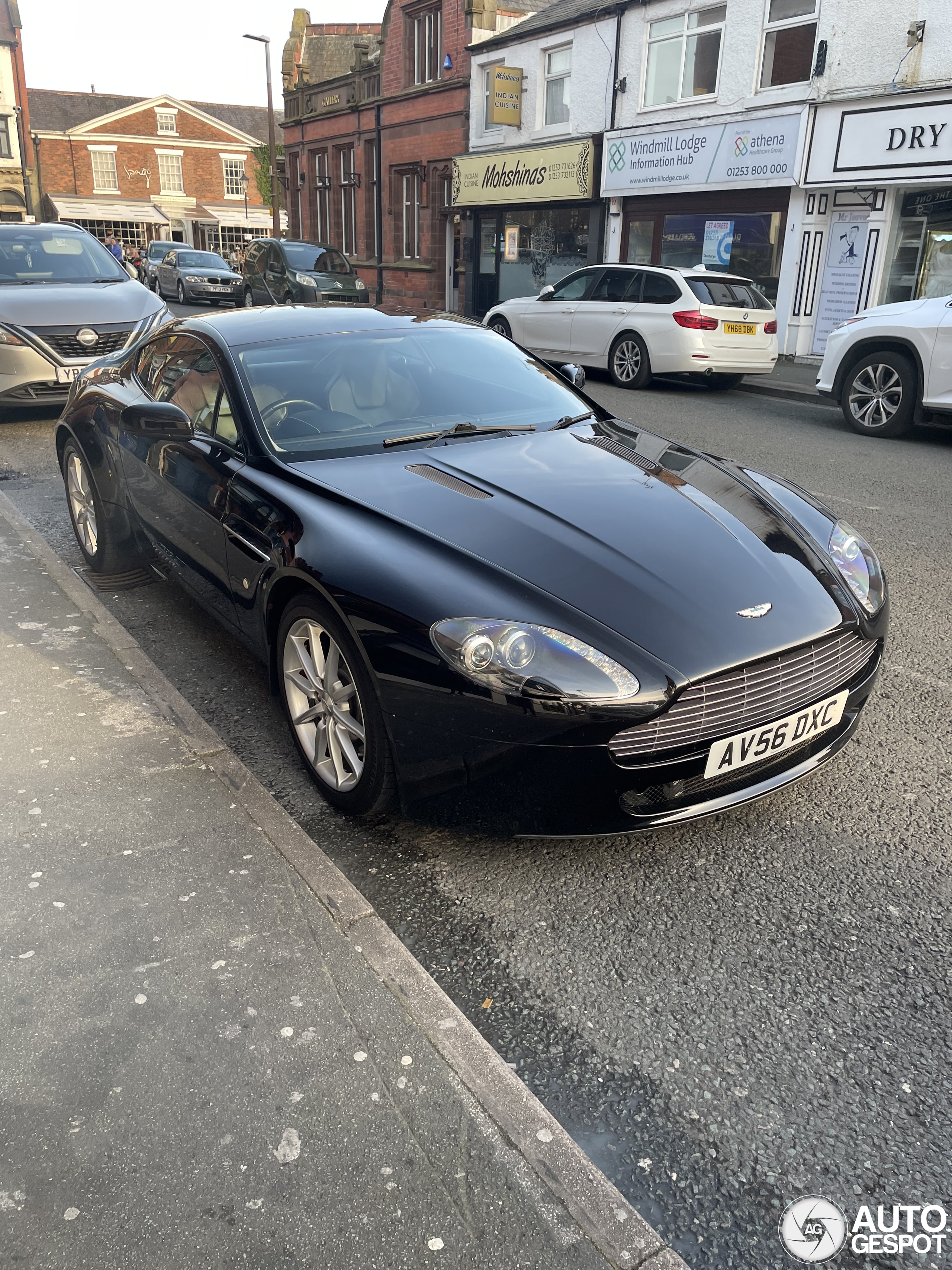 Aston Martin V8 Vantage 2012
