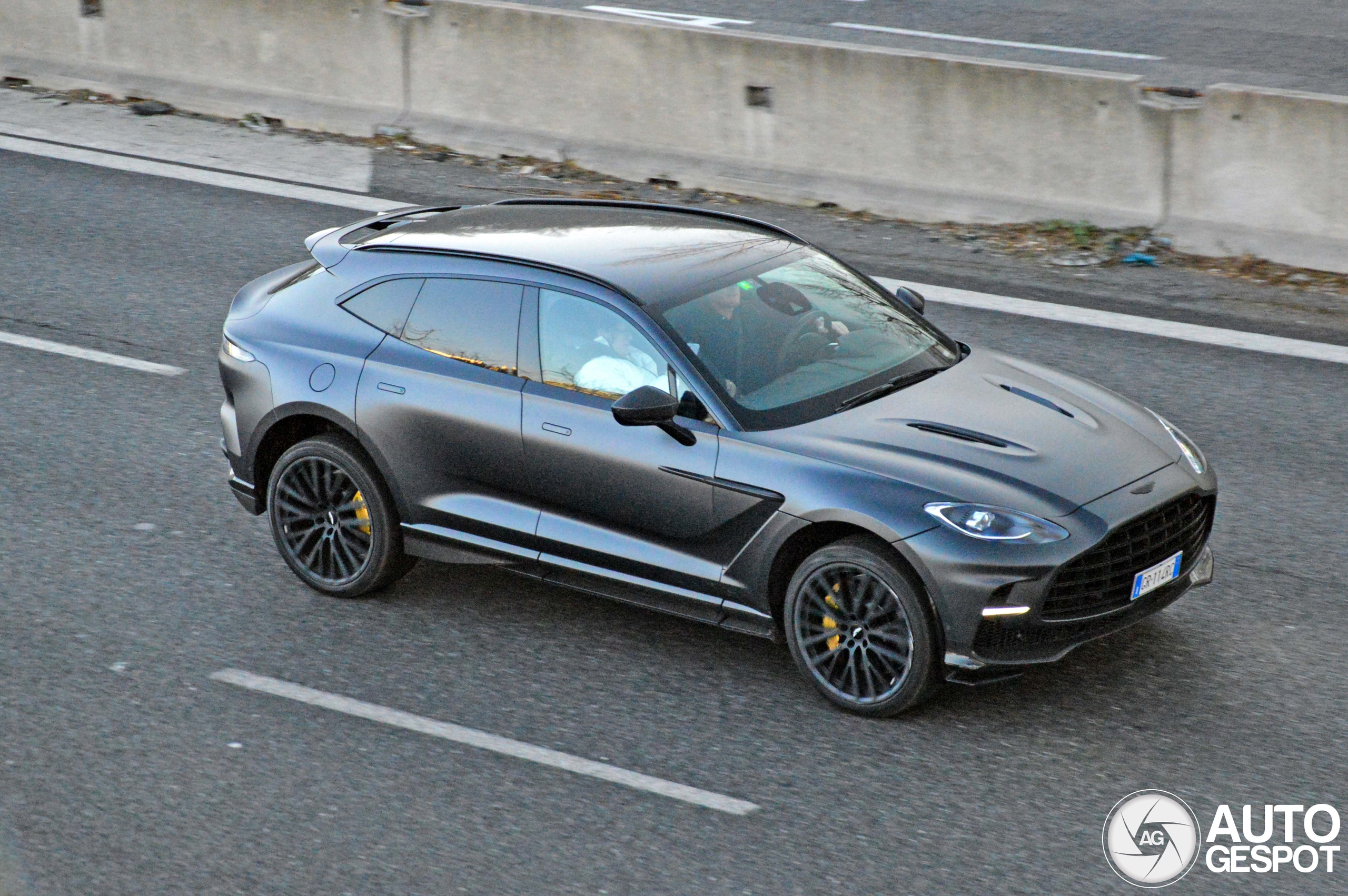 Aston Martin DBX707