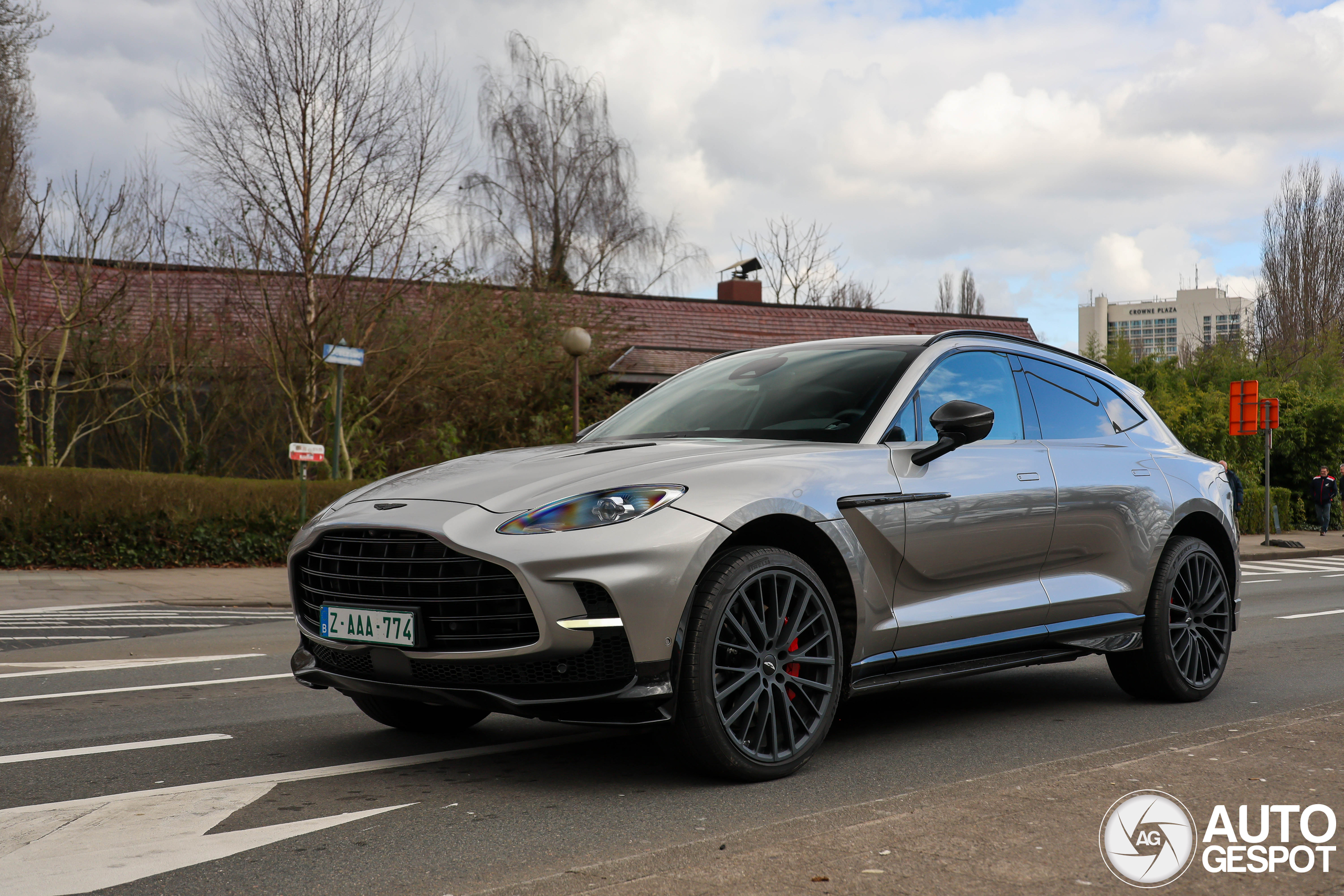 Aston Martin DBX707