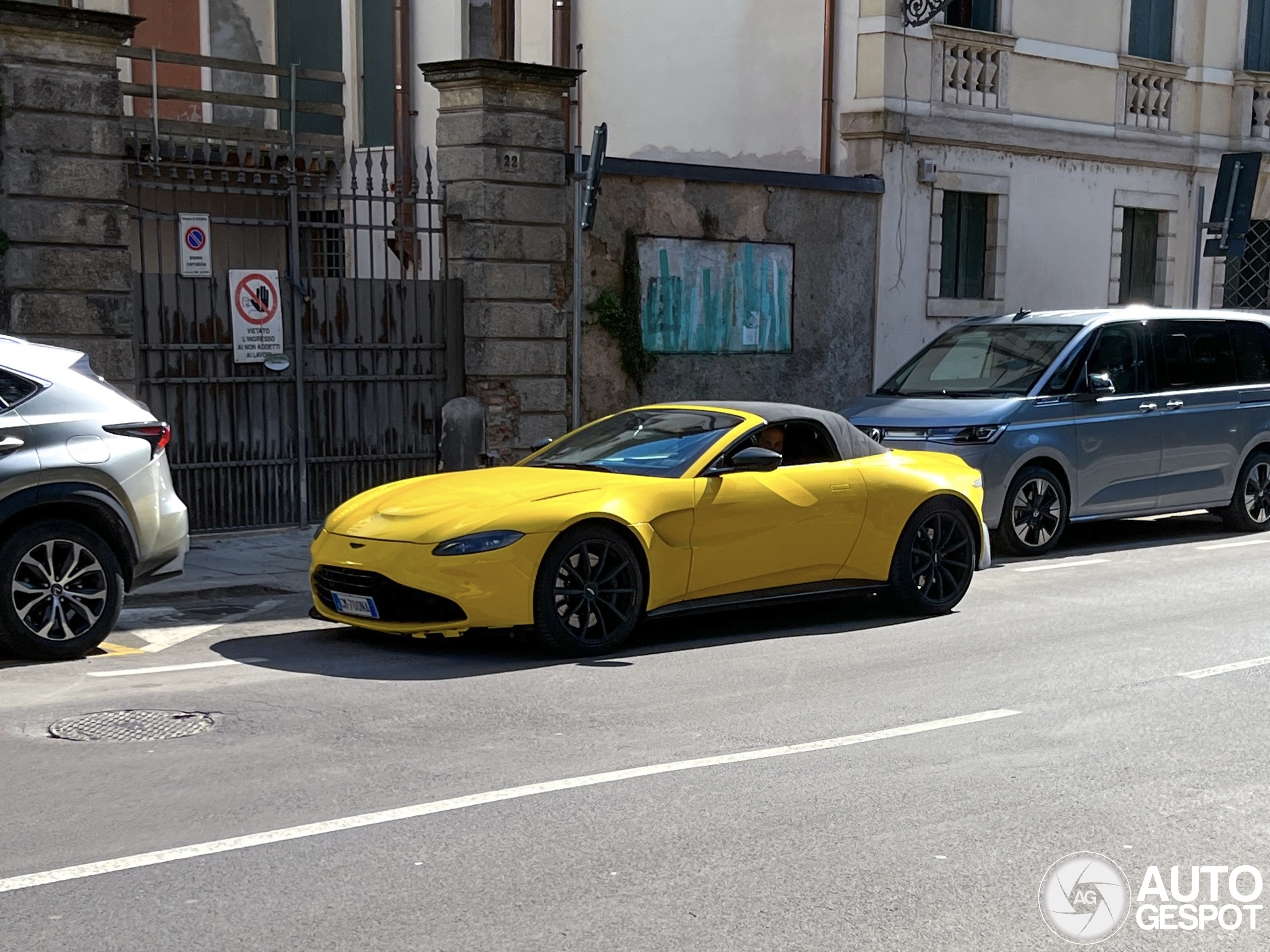 Aston Martin V8 Vantage Roadster 2020